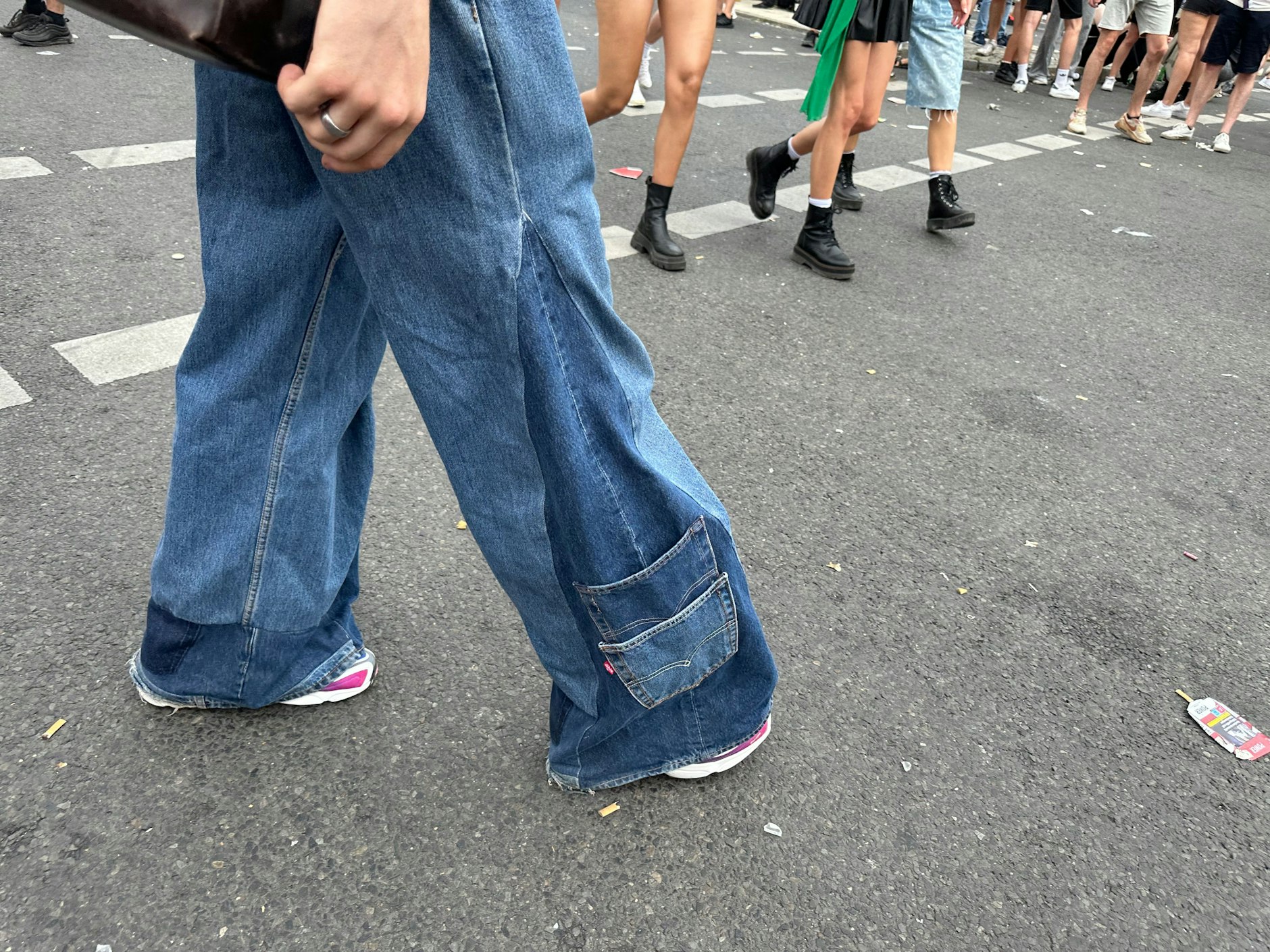 Superweite Jeans mit Tasche unten, vielleicht selbstgemacht?