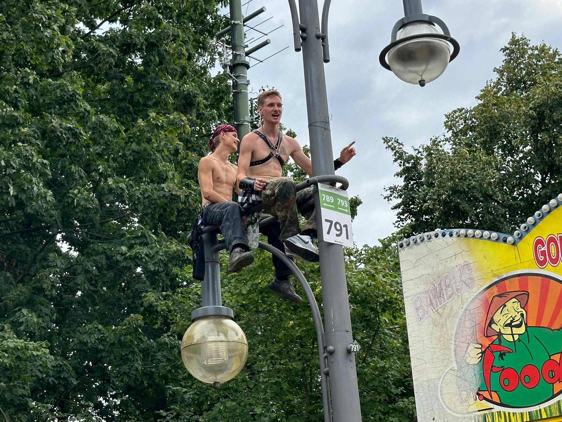 Déjà-vu: Menschen auf Laternen – das war früher auf der Loveparade ein gängiges Bild.