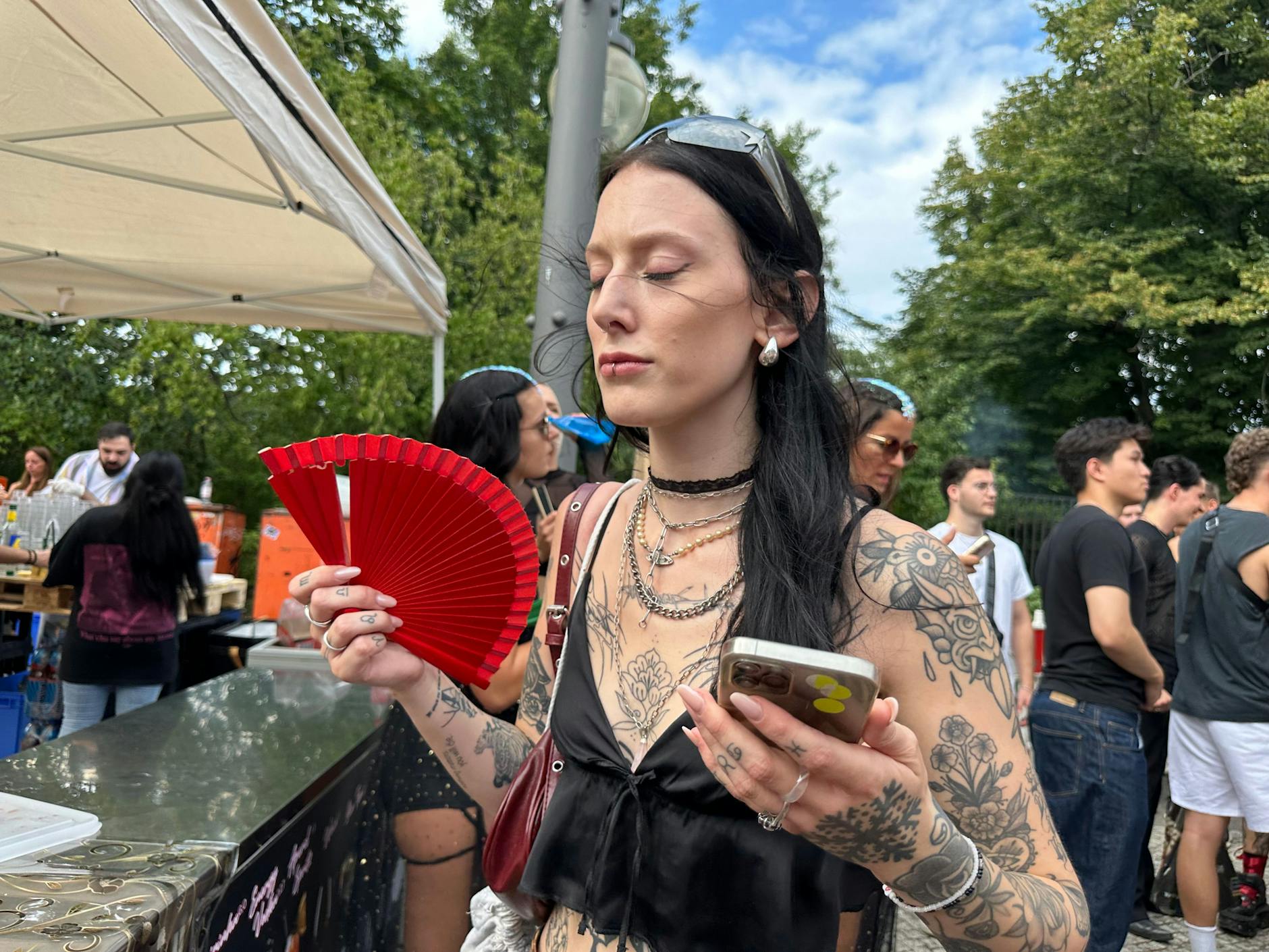 Der Fächer ist ein nützlicher Begleiter in der Sommerhitze. Viele Paradenbesucher hatten einen dabei.