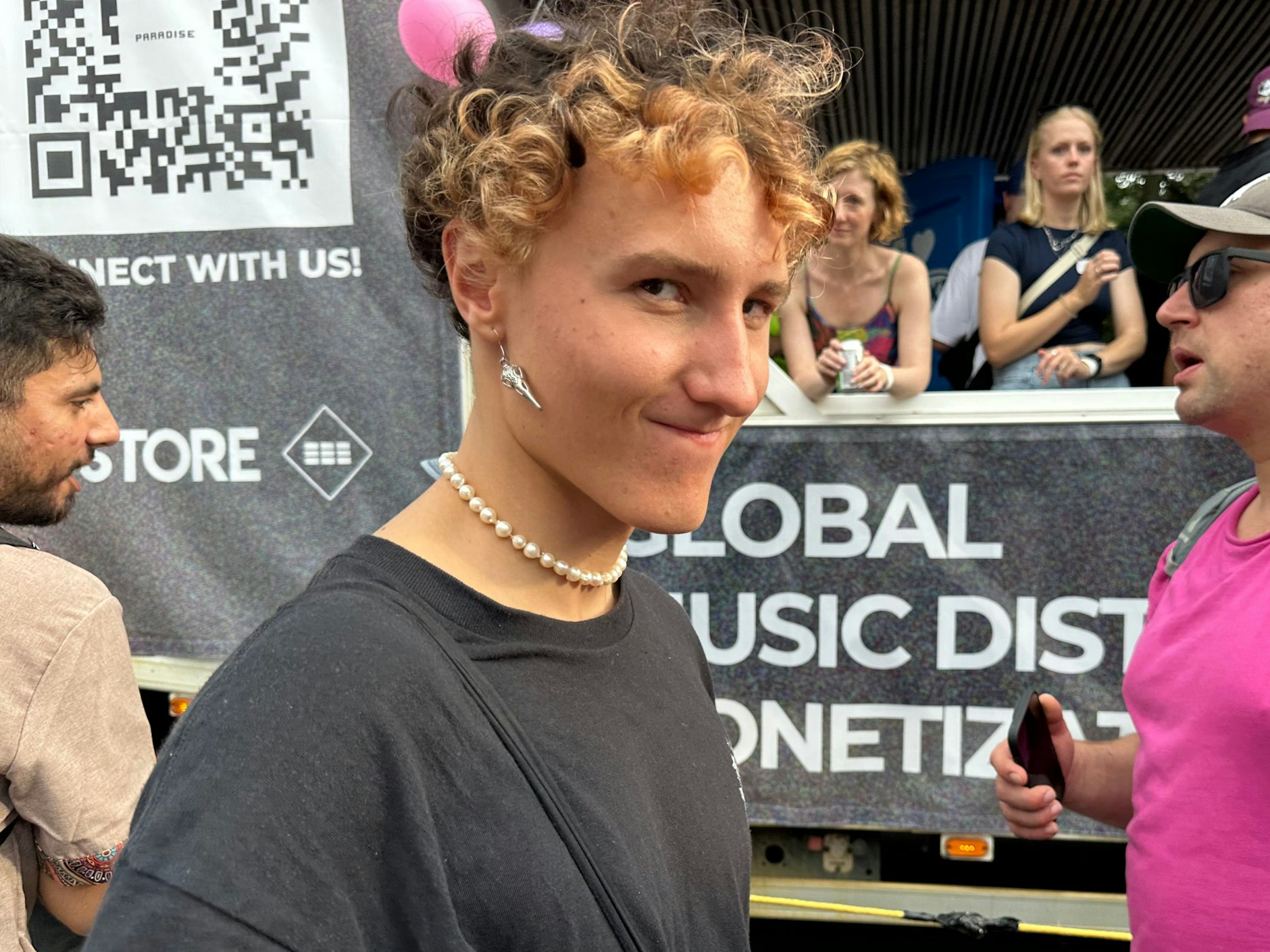 Da schwingt der Ohrring im Viervierteltakt.