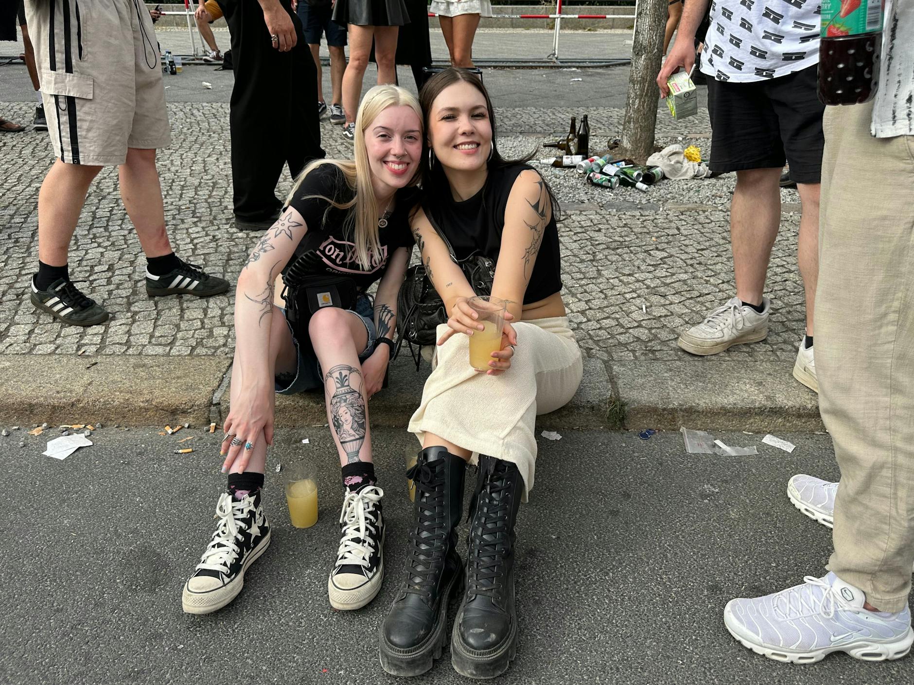 Päuschen an der Gehwegkante – die Damen müssen sicher gleich wieder aufstehen, denn wenn der nächste Truck anrollt, wird es voll.