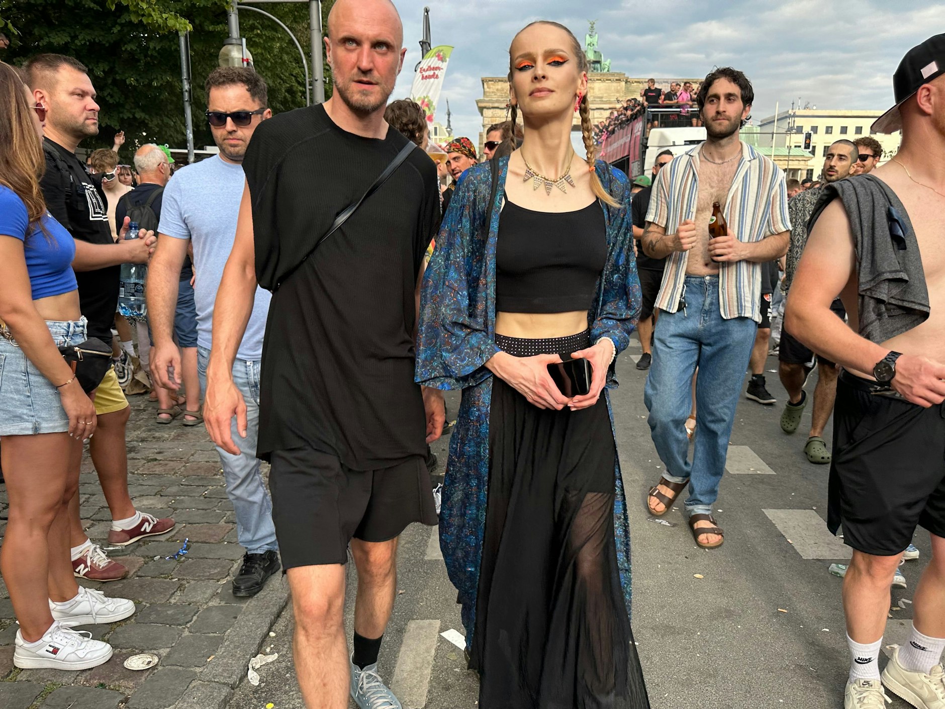 Ein stolzer Blick unter orangefarbenem Lidschatten