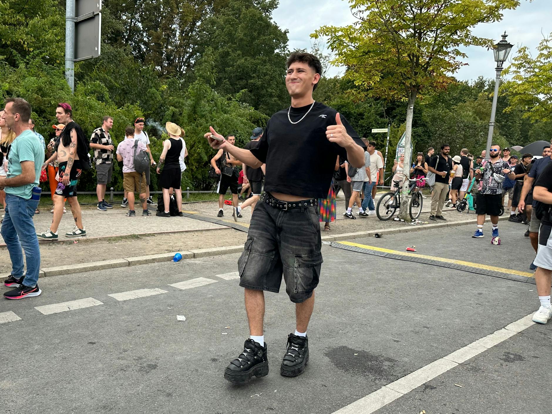 Plateauschuhe und Techno – das funktionierte schon in den 90er-Jahren. 