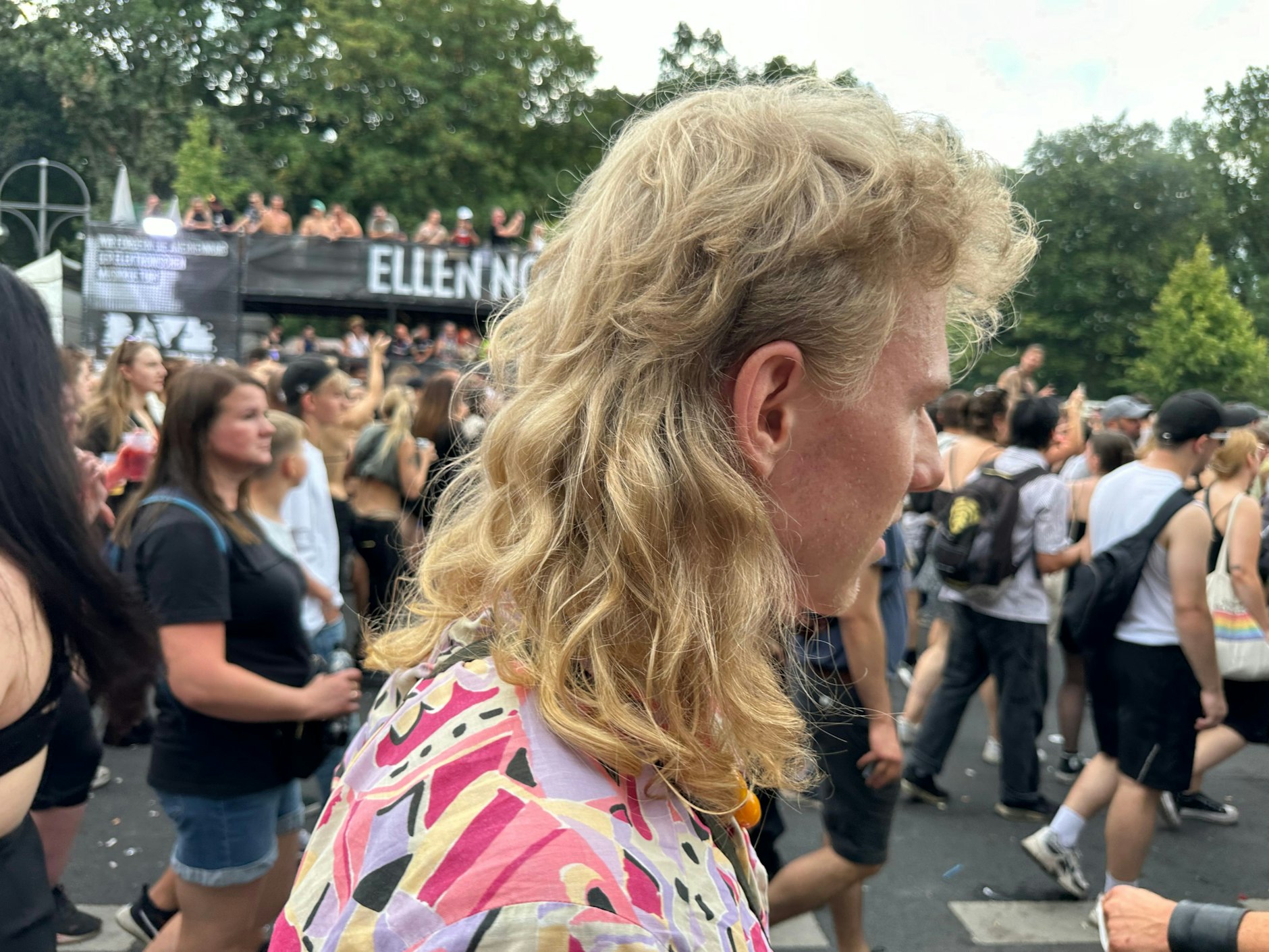 Ein ganz besonders prächtiger Vokuhila bahnt sich seinen Weg durch die Massen.