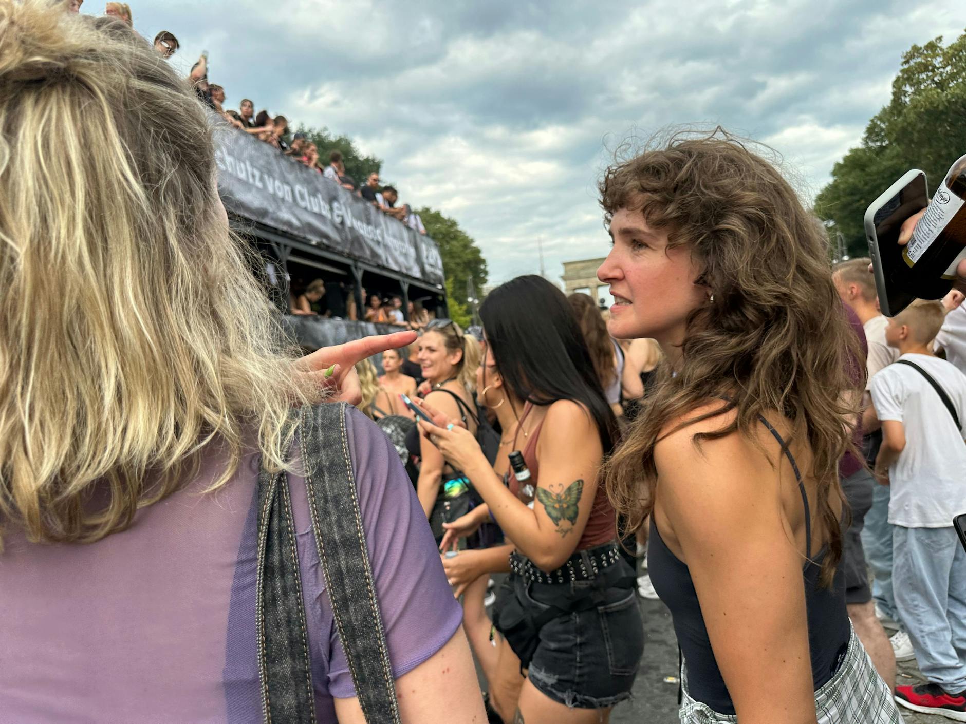 Diese Dame trägt auch eine Art Vokuhila.