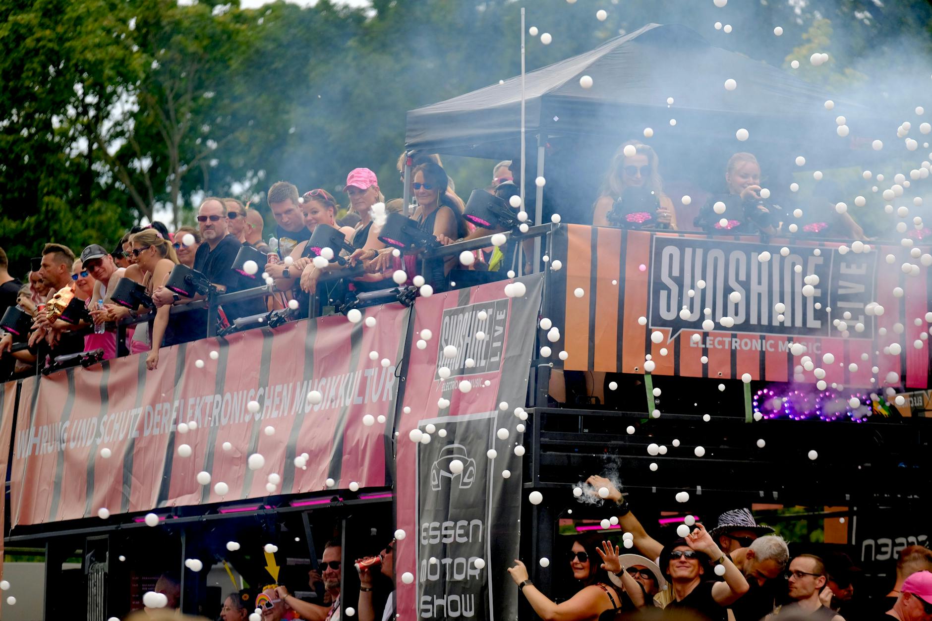 Viele Wagen sind vollbesetzt.