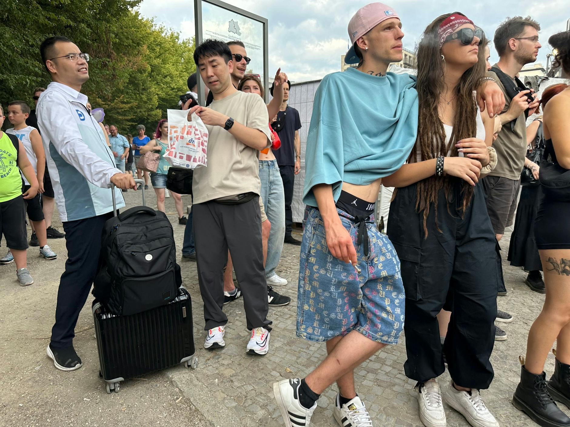 Auf dem Weg zum Airport erlauben sich diese beiden Herren (links) noch einen kurzen Blick auf das Paraden-Geschehen. Über die Fotos wird die Familie zu Hause sicher stauen.