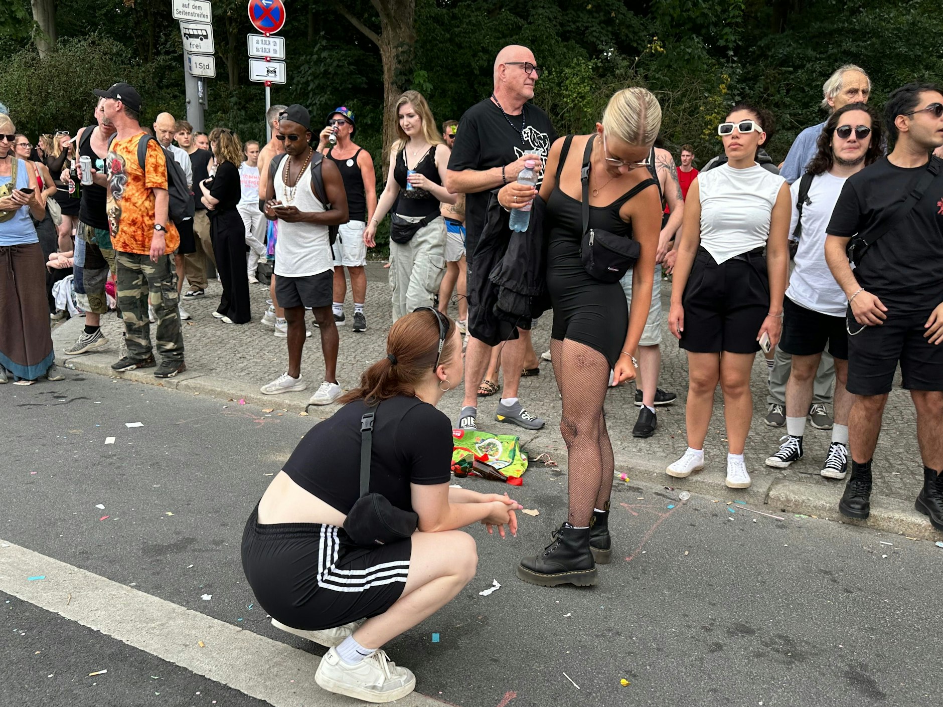 Hier wird die Radlerhose zurechtgezuppelt ...