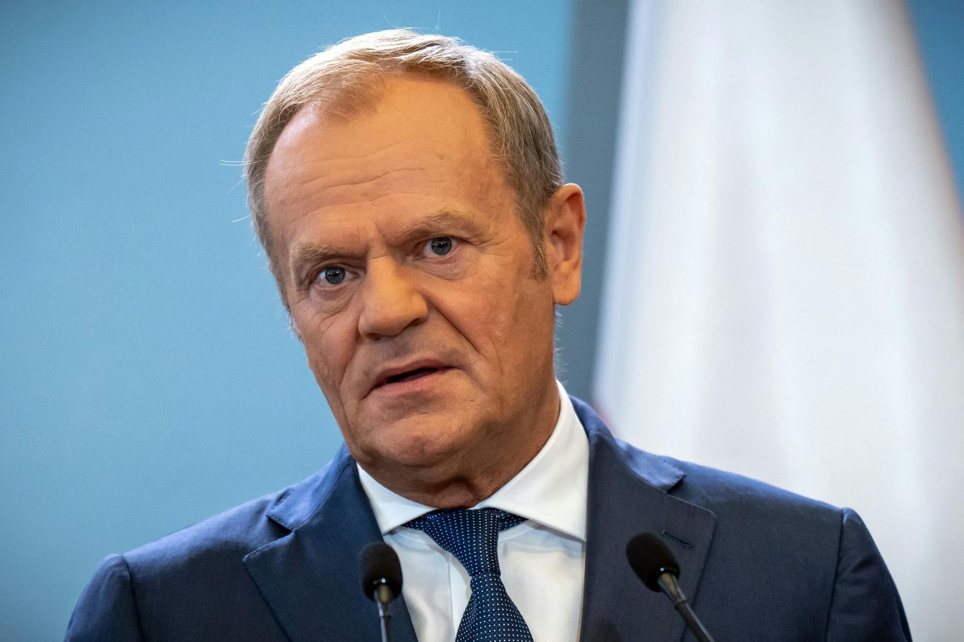 Donald Tusk, Ministerpräsident von Polen, nimmt an der Pressekonferenz nach den deutsch-polnischen Regierungskonsultationen teil.