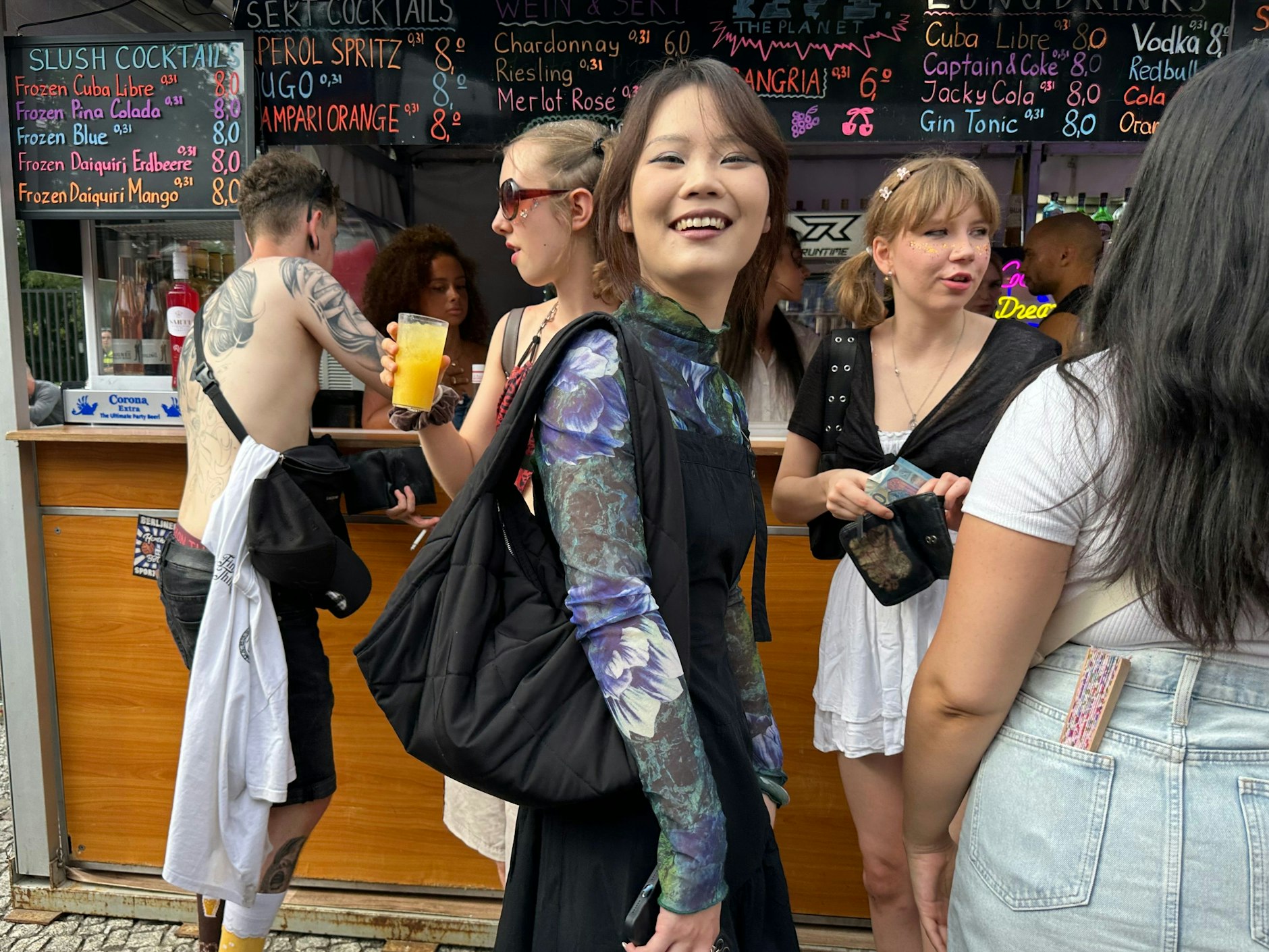 Hier hält sich jemand bedeckt, sollen die anderen doch nackig rumlaufen.