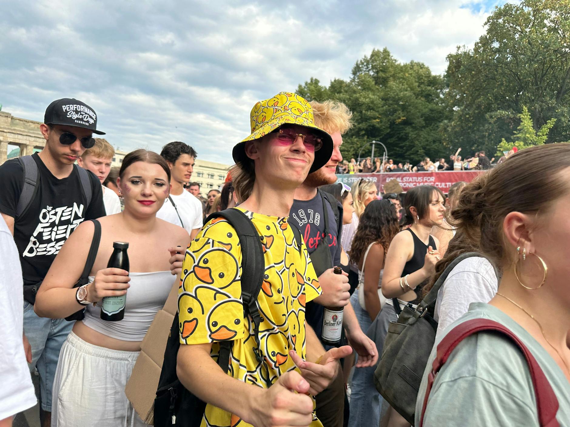 Dieses Entenkostüm war eine der wenigen schrillen Verkleidungen, die man auf der diesjährigen Technoparade gesehen hat.