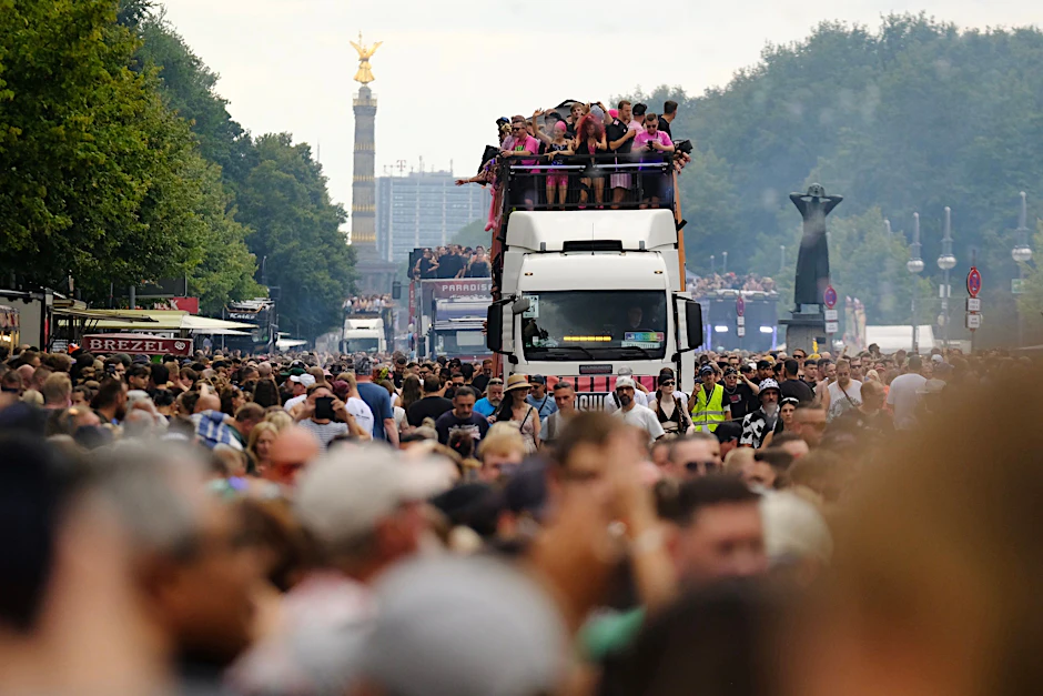 „Rave The Planet“: Zehntausende feiern bei Techno-Parade in Berlin