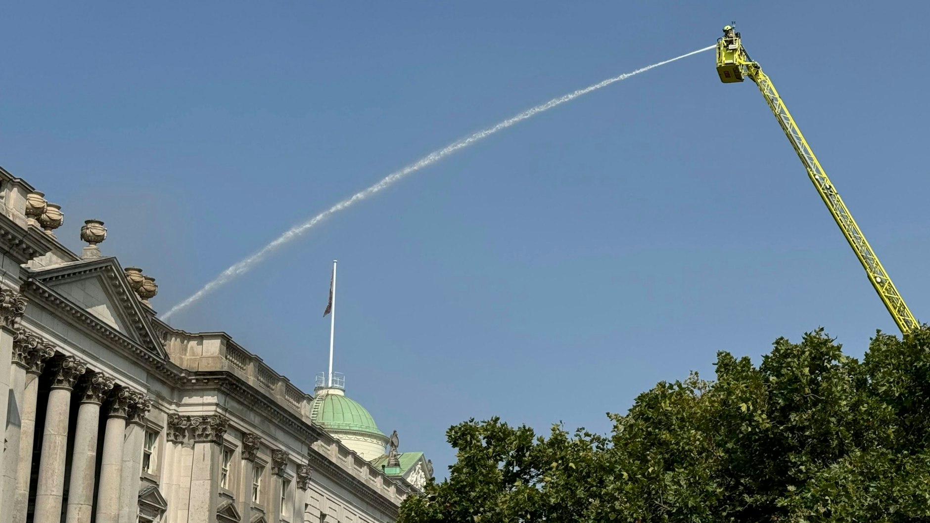 Die Londoner Feuerwehr bei Löscharbeiten am Somerset House.