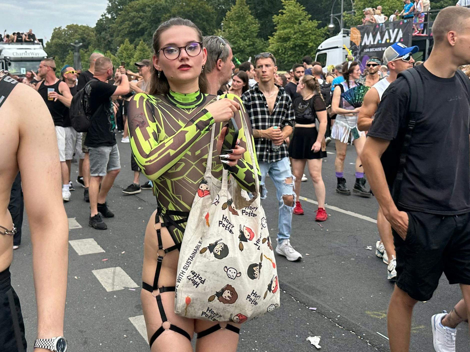 Hier wird das sexy Raver-Outfit mit einem großen Harry-Potter-Beutel kombiniert. Was da wohl drin ist?