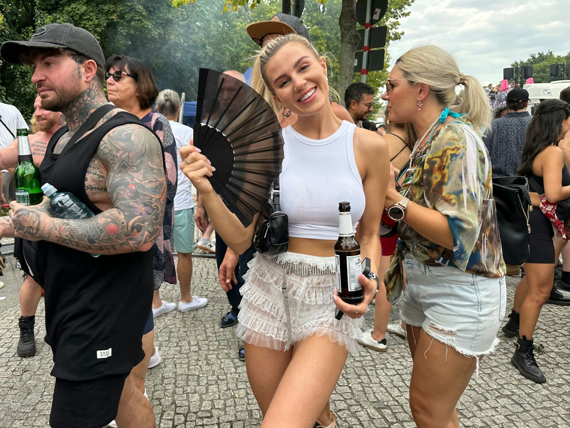 Hier wird der Fächer mit einer Bierflasche kombiniert.