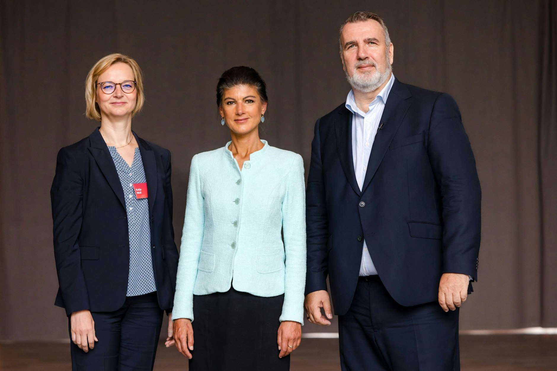 Katja Wolf (l.) und Steffen Schütz, Parteivorsitzende des BSW Thüringen, neben Sahra Wagenknecht