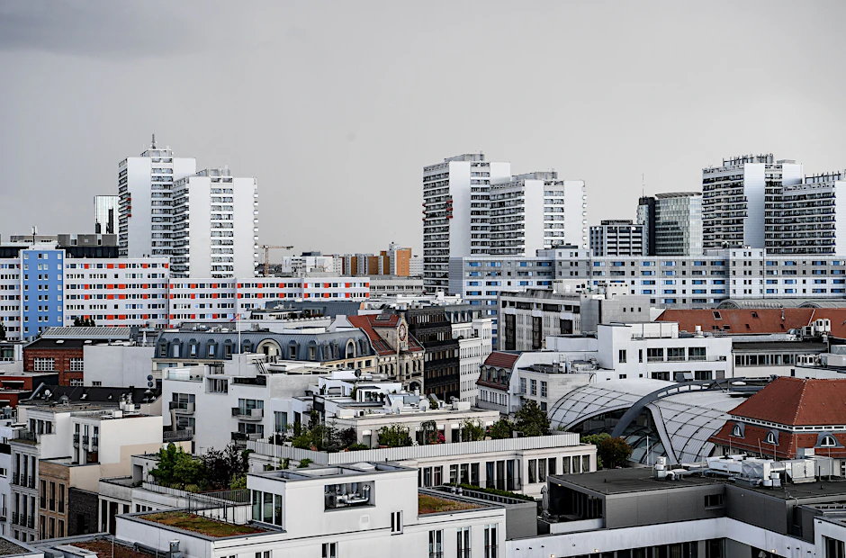 Wohnungen in dem Stadtbezirk Berlin-Mitte. Die Grünen wollen strengere Regeln für Vermieter und denken auch über ein vorübergehendes Verbot von Mieterhöhungen nach