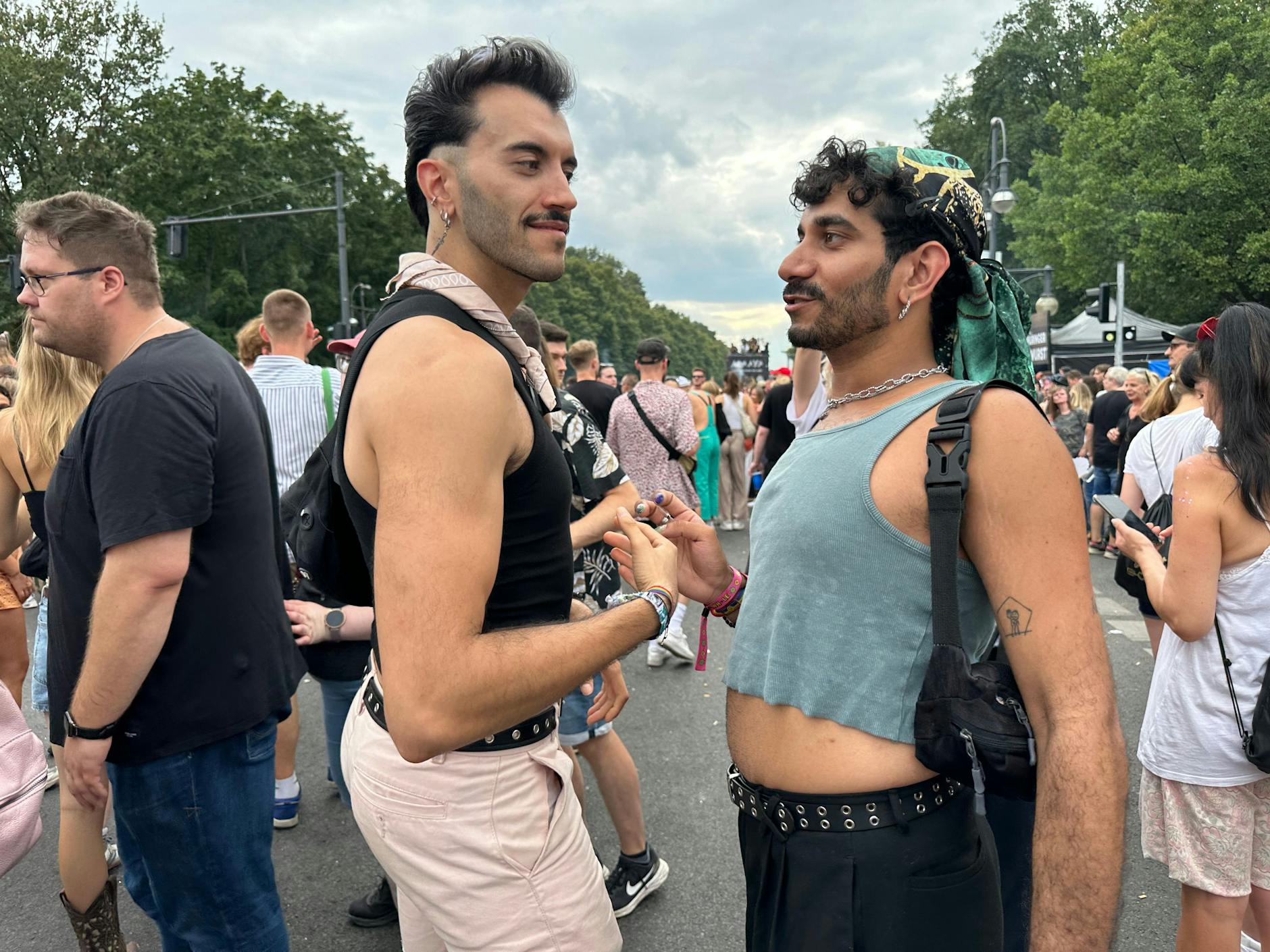 Bauchfreie Tops sind inzwischen nicht mehr nur bei den Frauen ein Hit; die Männer zeigen derzeit genauso gerne ihren Nabel.