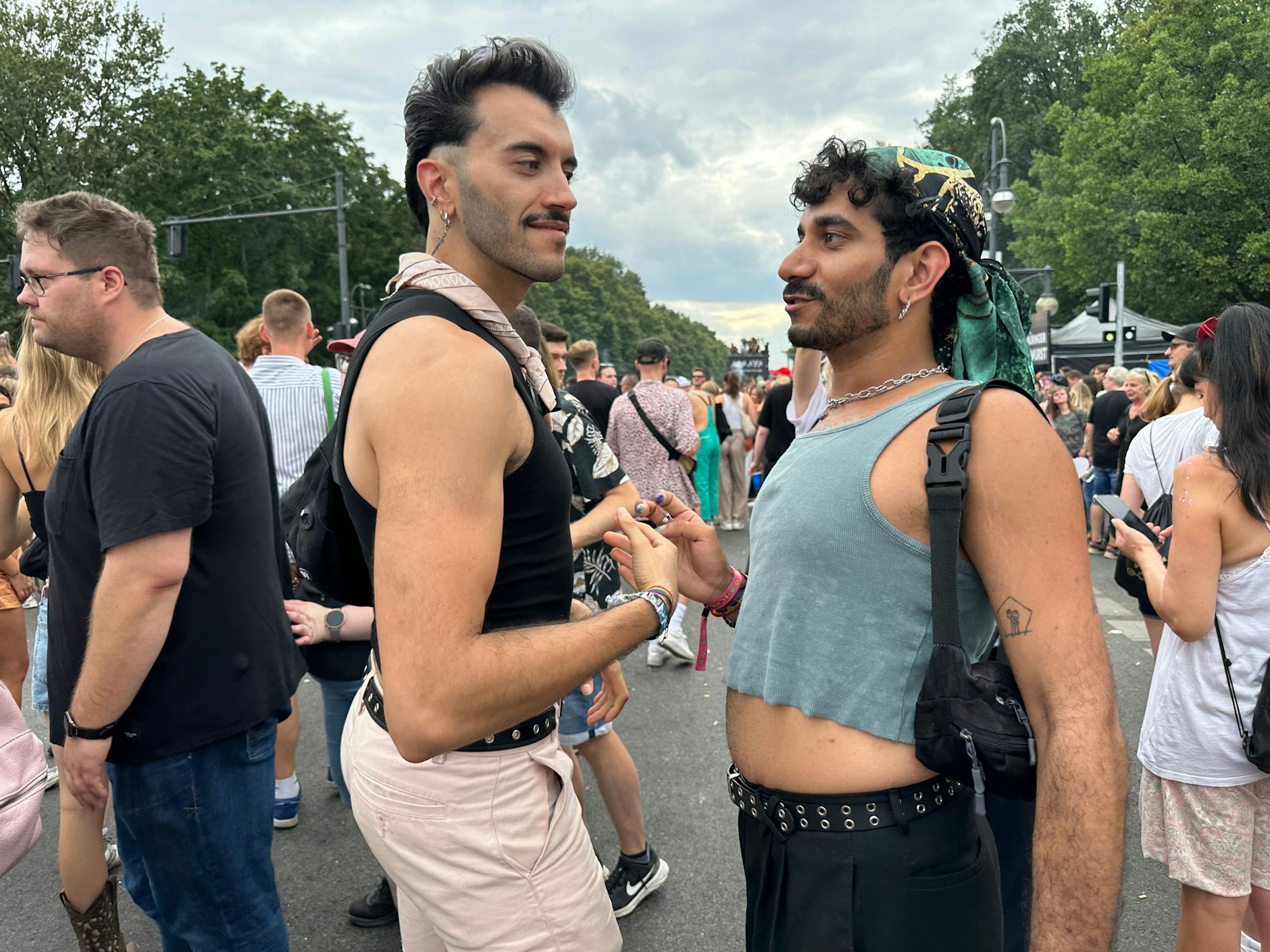 Bauchfreie Tops sind inzwischen nicht mehr nur bei den Frauen ein Hit; die Männer zeigen derzeit genauso gerne ihren Nabel.