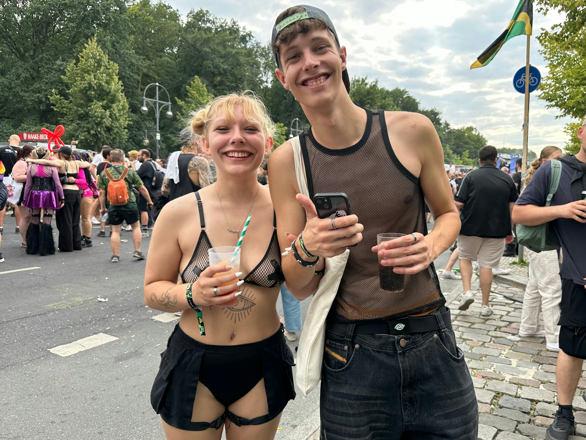 Ein süßes Paar im Mesh-Partnerlook