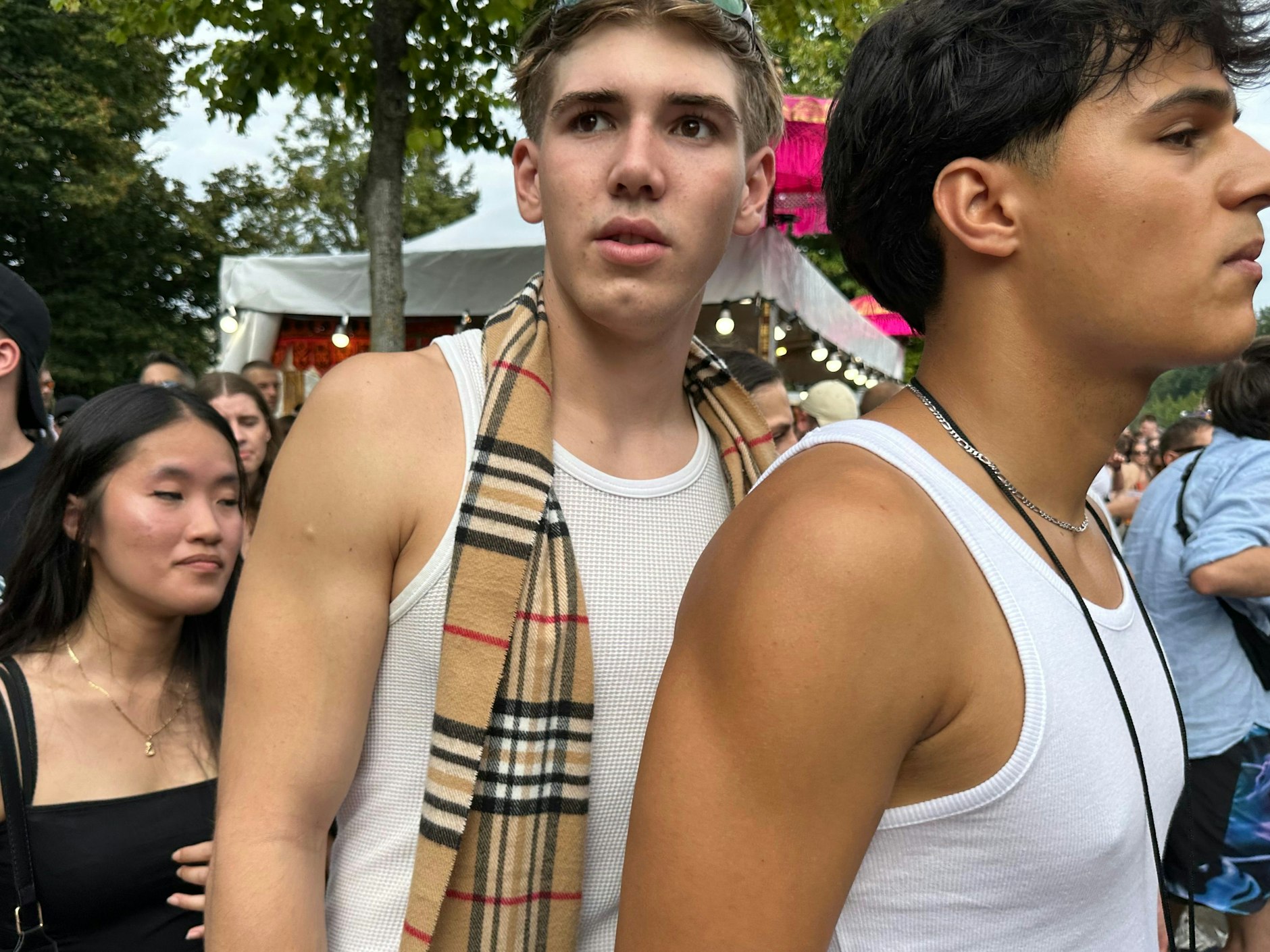 Das wohl überraschendste Accessoire am heutigen Tag: der Burberry-Schal