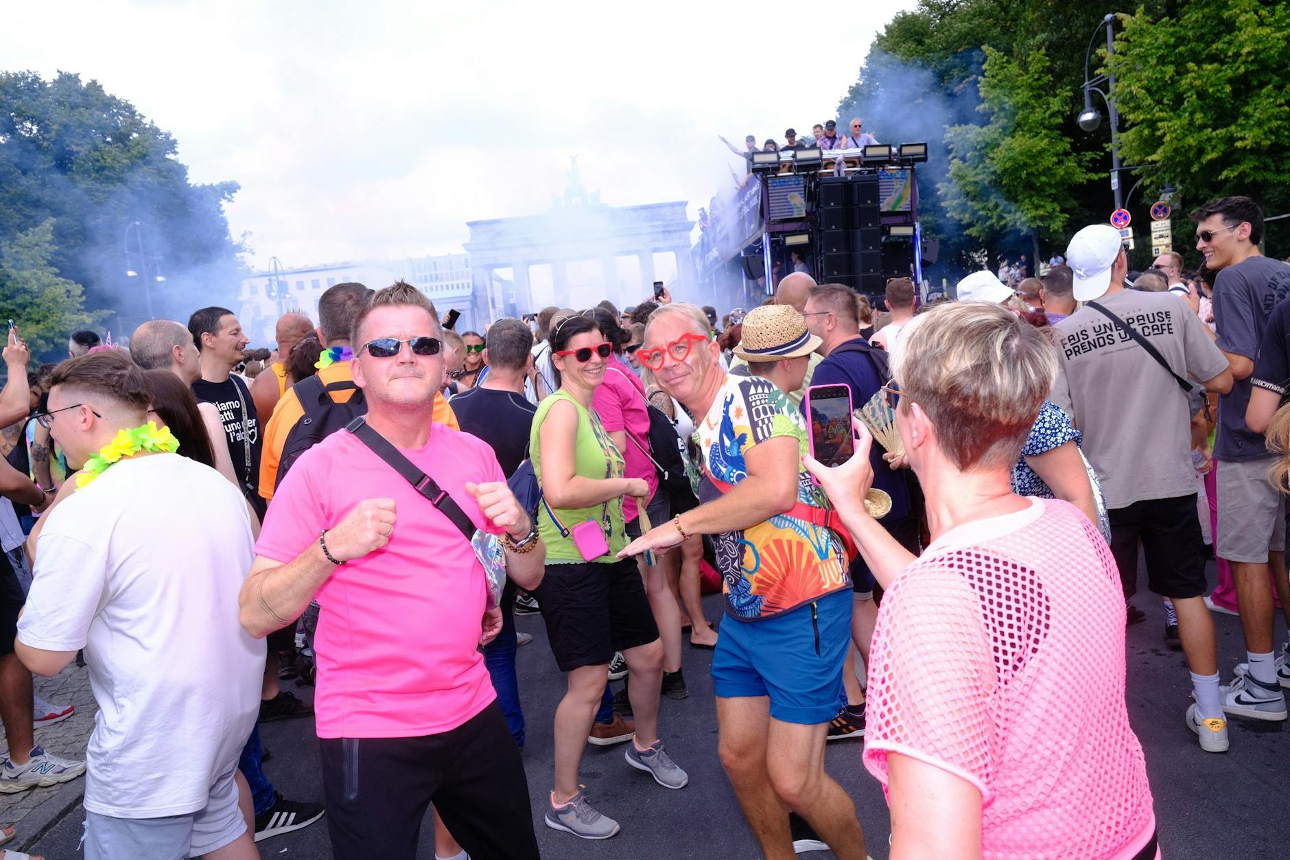 Techno-Fans feiern zu fetten Beats.