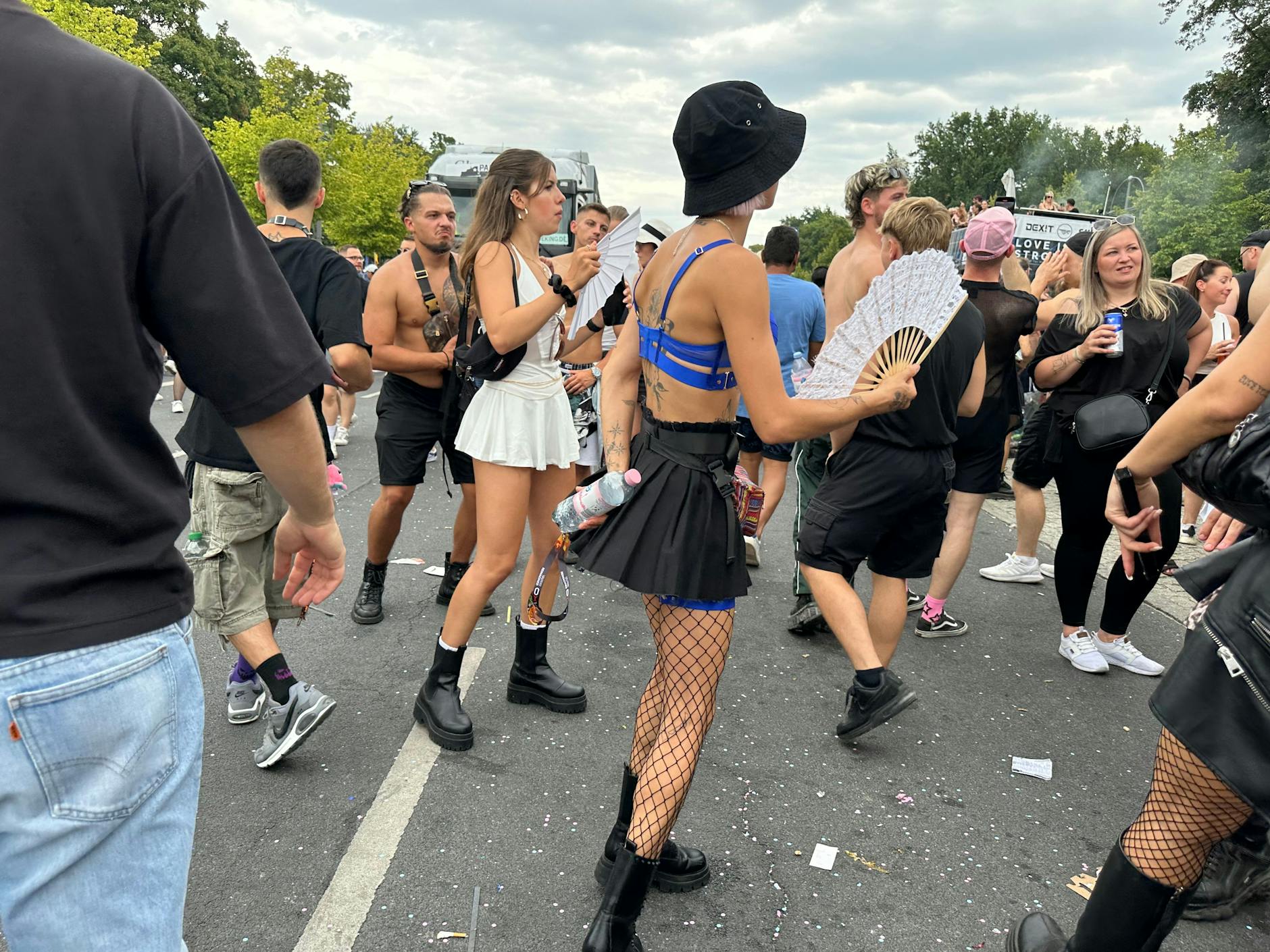 Tanzen, tanzen, tanzen. Immer wenn ein Truck ranrollte, wurde die Musik ohrenbetäubend laut. 