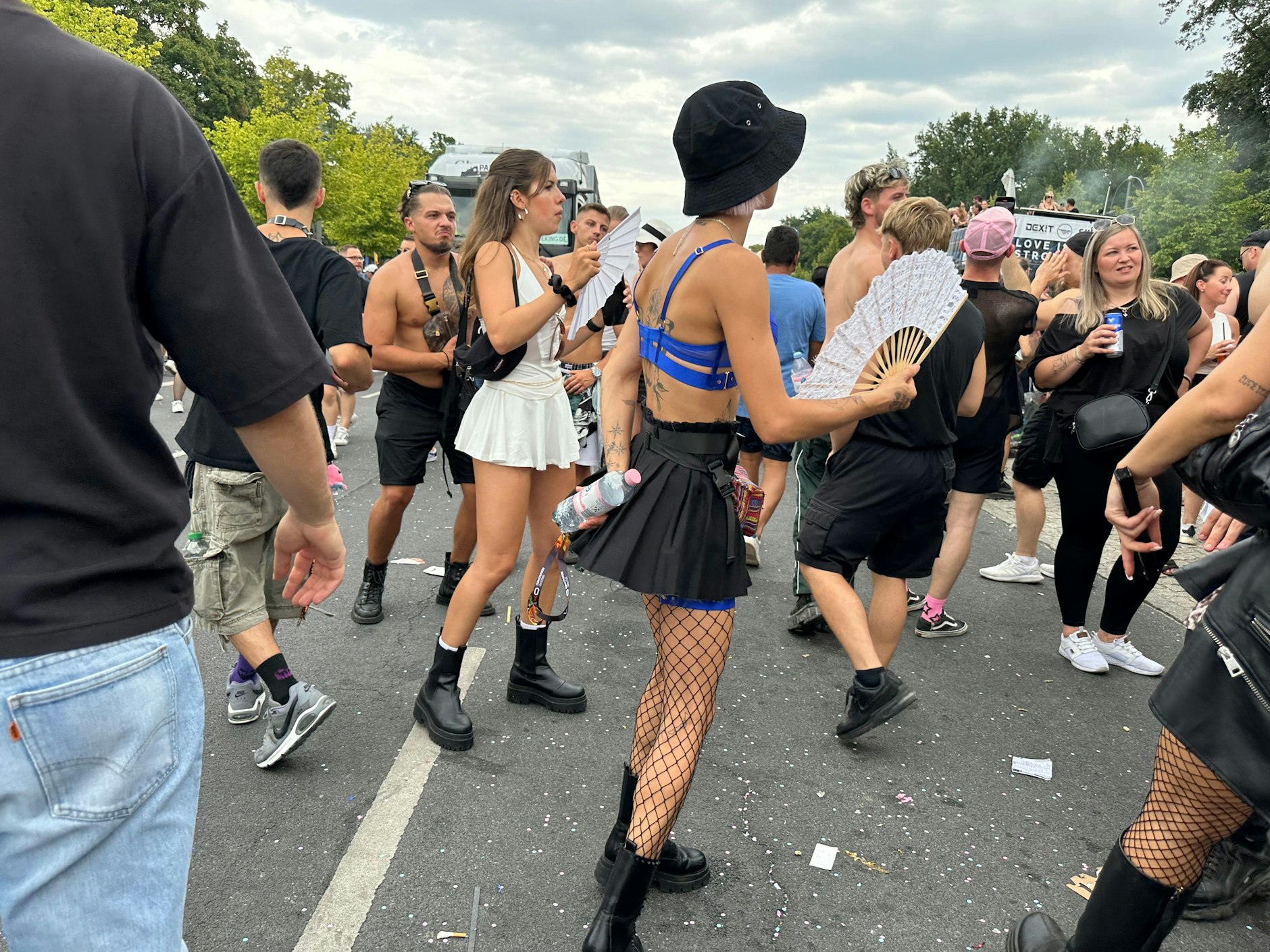 Tanzen, tanzen, tanzen. Immer wenn ein Truck ranrollte, wurde die Musik ohrenbetäubend laut.&nbsp;