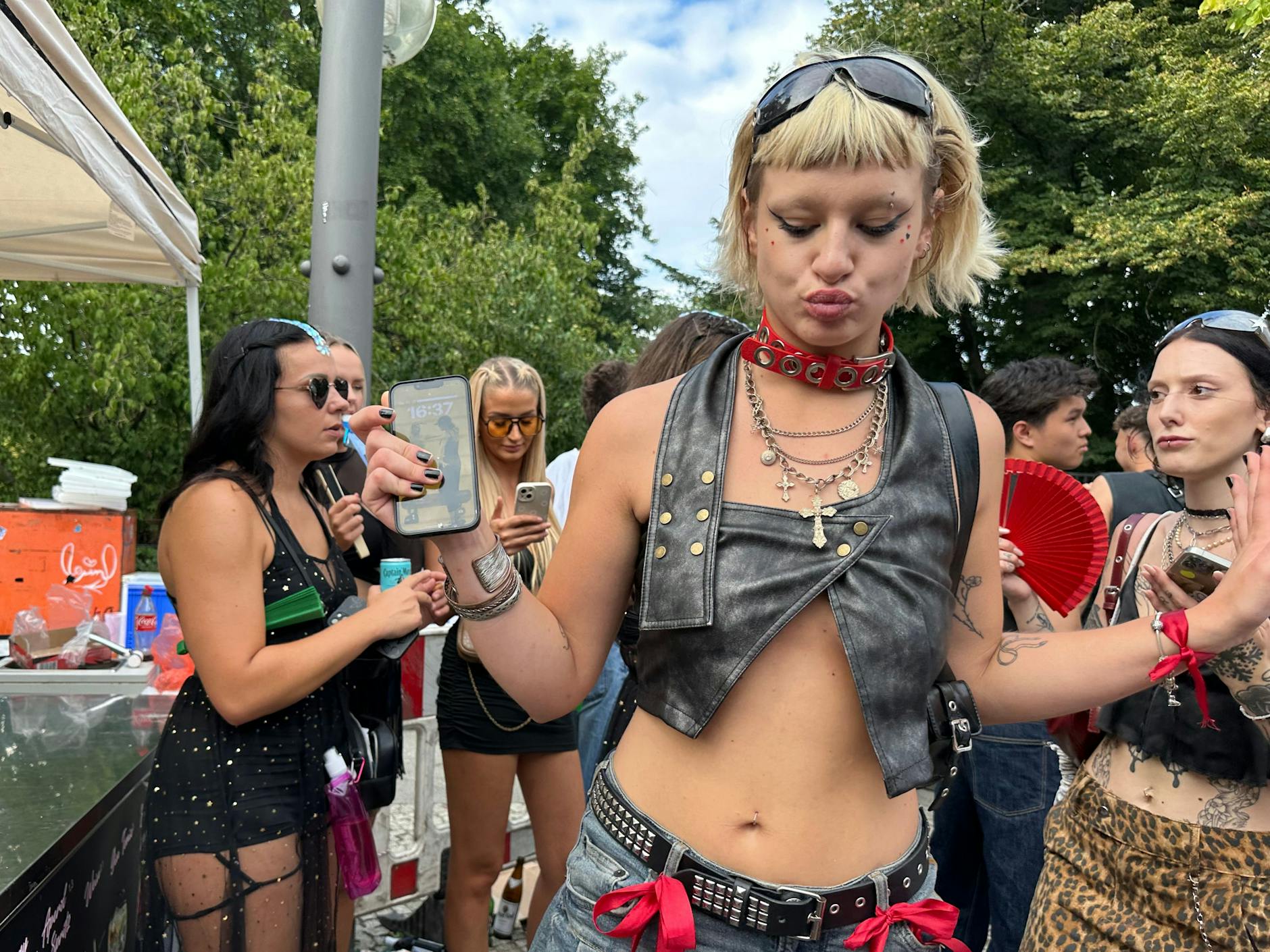 Der Techno ballert aus den Boxen.