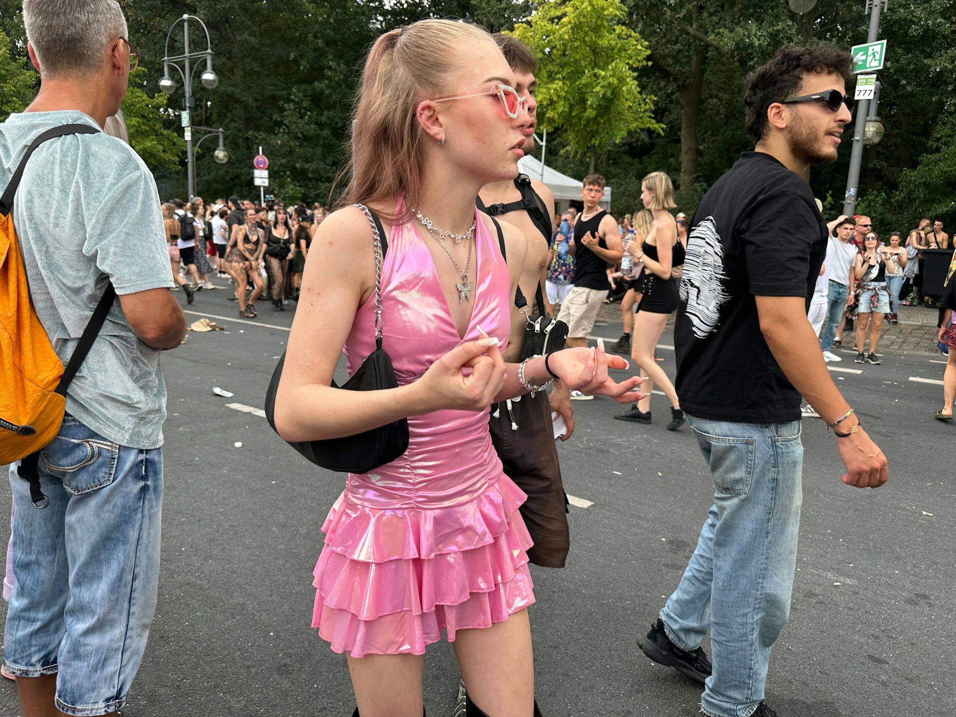 Schickes pinkes Kleidchen: Farbige Looks gab es nur wenige, es dominierte Schwarz auch bei den Frauen.&nbsp;