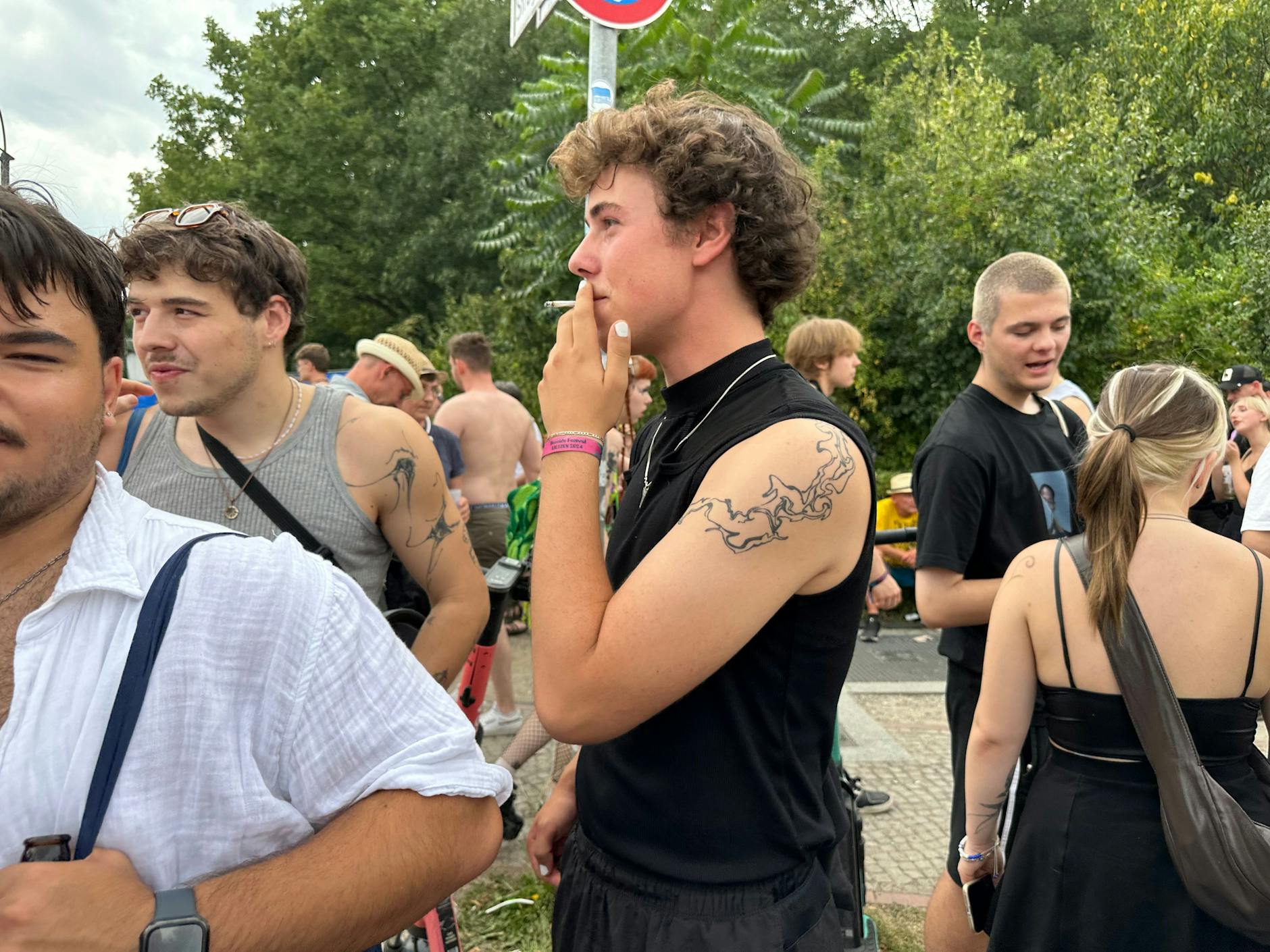 Es wurde viel geraucht. Sowohl Zigaretten als auch Joints.