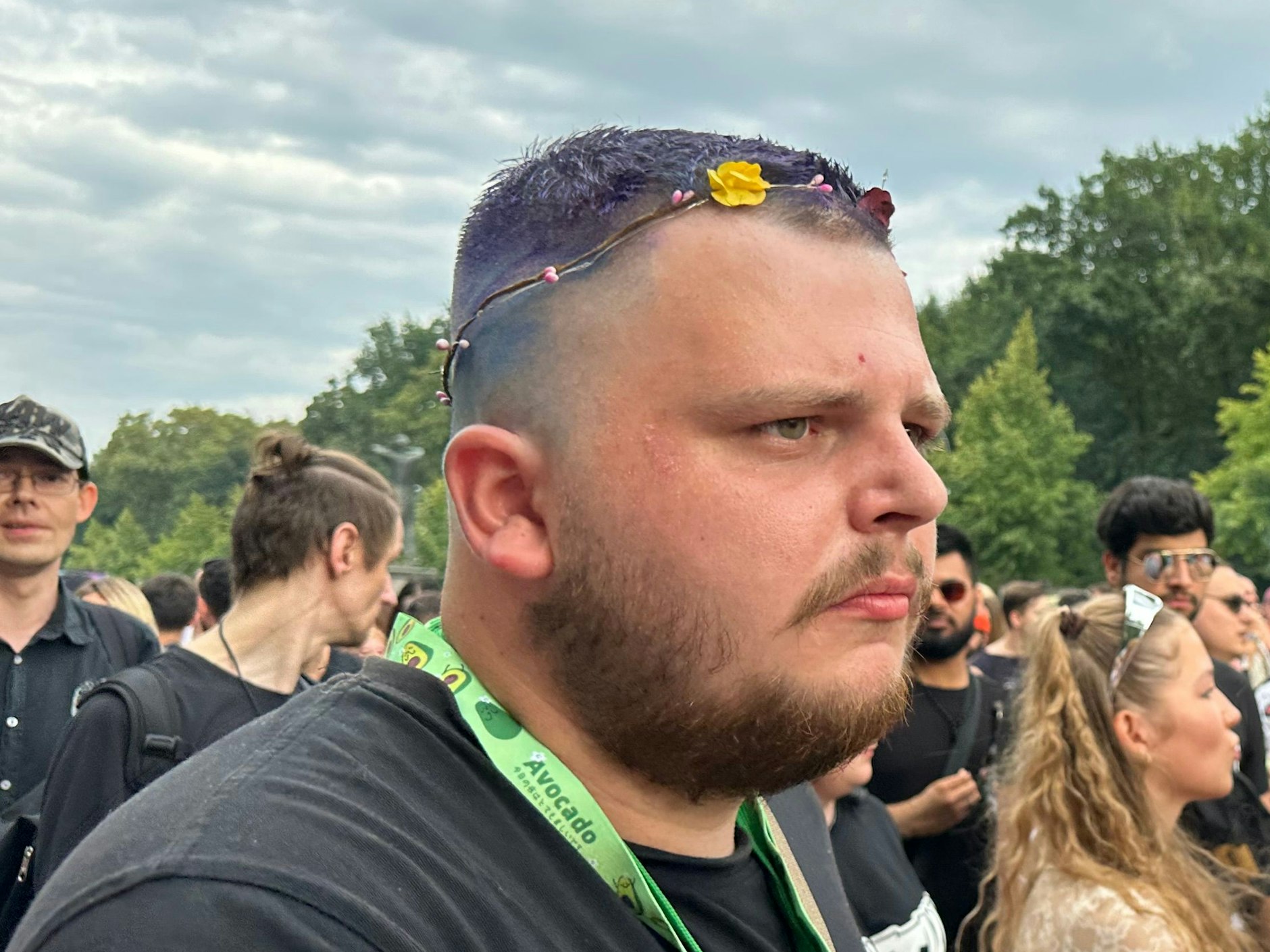 Auch dieser Gentleman entschied sich für Blütenschmuck.