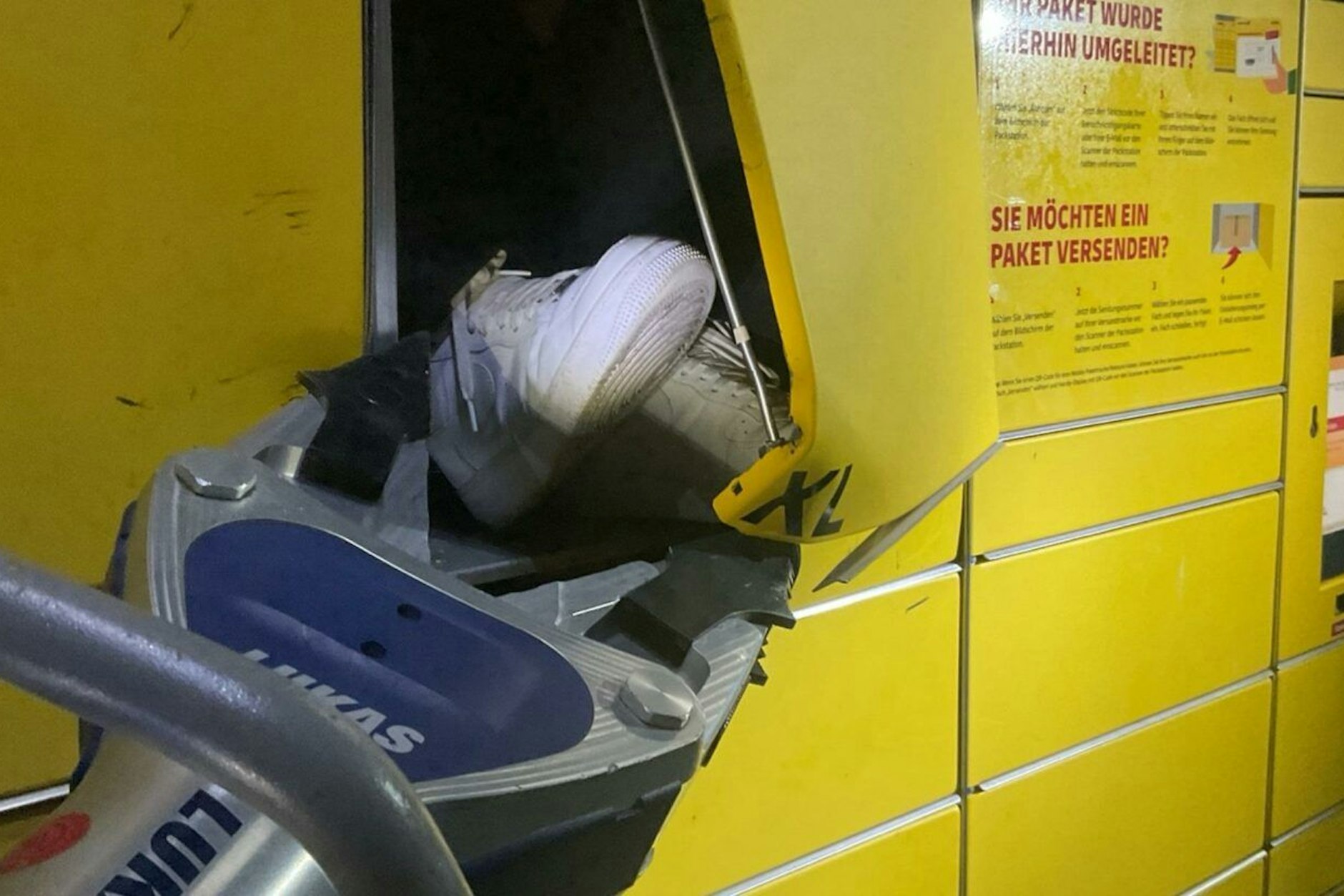 Ein Jugendlicher hatte sich in Dortmund in eine Packstation gezwängt. Die Feuerwehr musste ihn befreien.