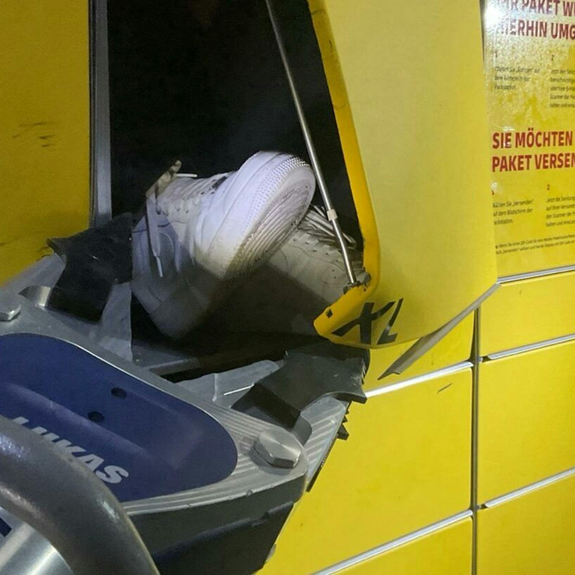 Kurioser Einsatz: Teenie (17) in Packstation eingeklemmt