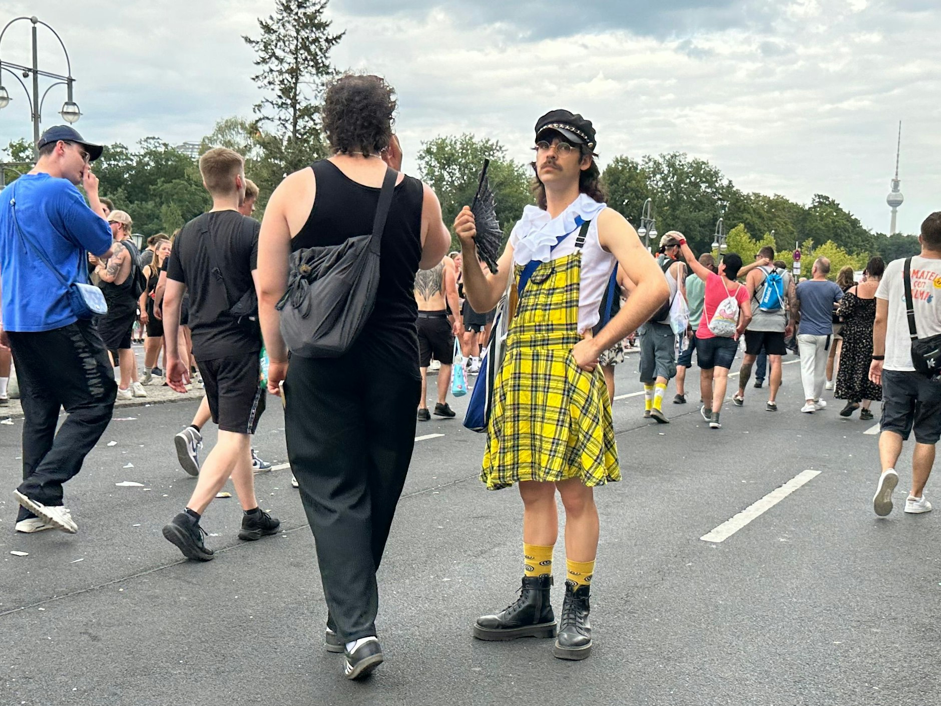 Was will uns dieses Bild sagen? Ein lustiges Outfit ist kein Garant für gute Stimmung.