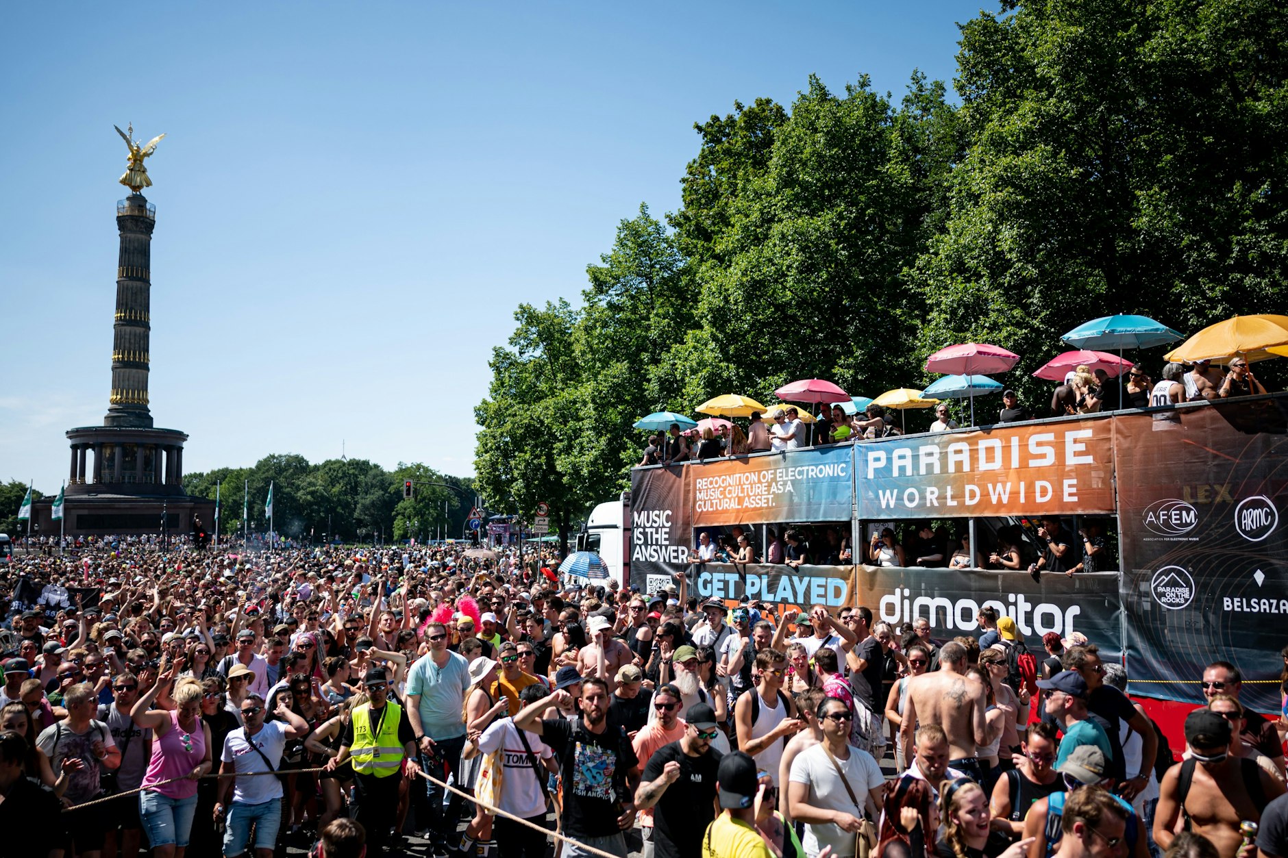Bei der Party „Rave The Planet“ werden auch in diesem Jahr rund 300.000 Besucher in Berlin erwartet.