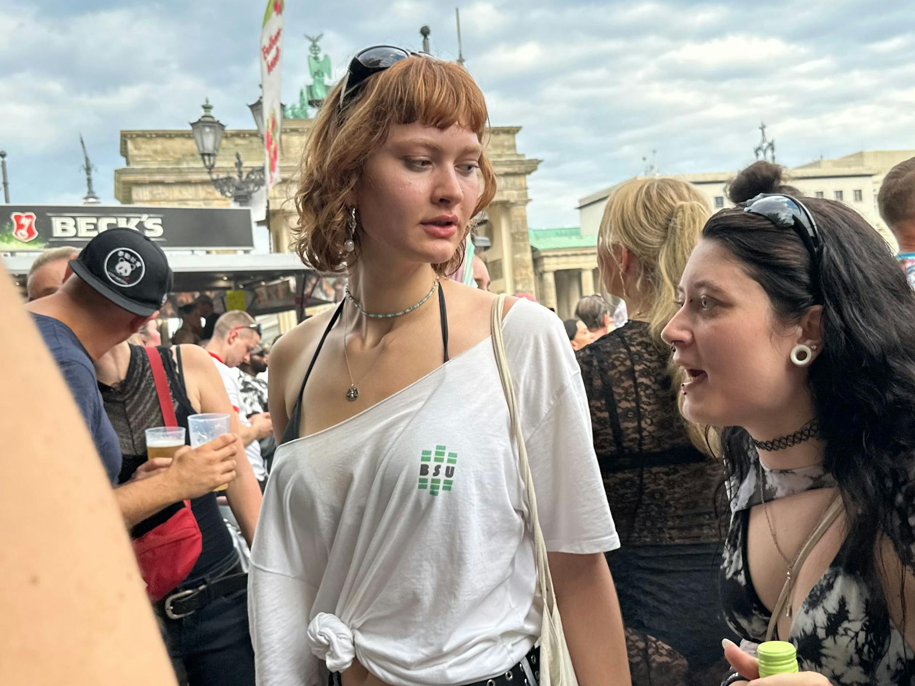 Ein normales T-Shirt gibt so viel her, wenn man es ein bisschen anders drapiert.