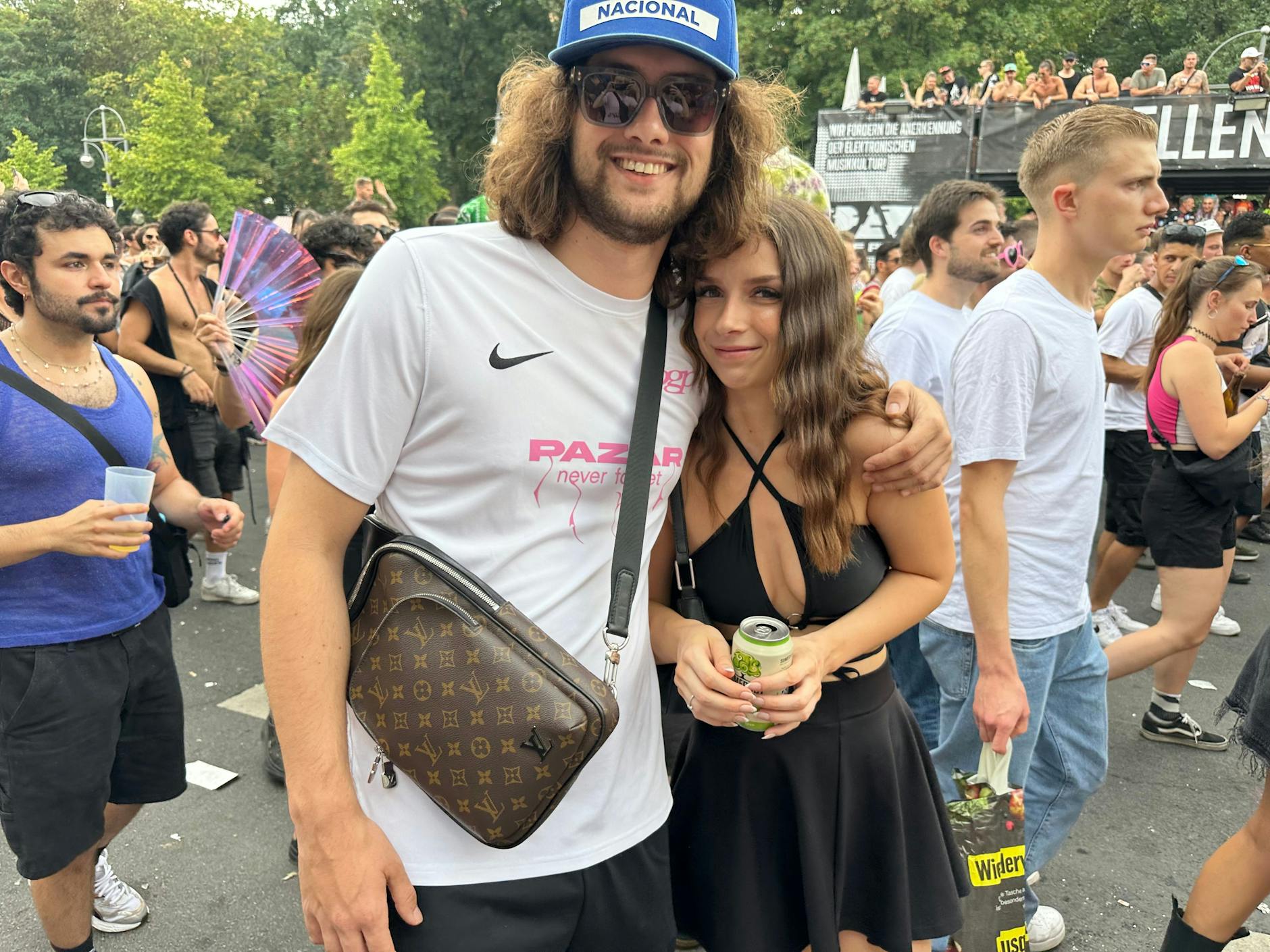 Ein süßes Paar samt Louis-Vuitton-Tasche