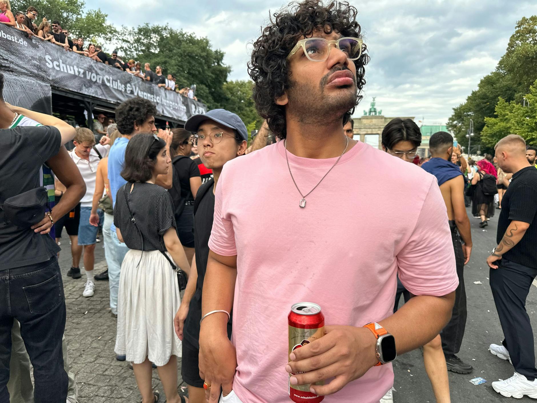 „Wo bin ich hier bloß gelandet?“, denkt sich dieser junge Mann.