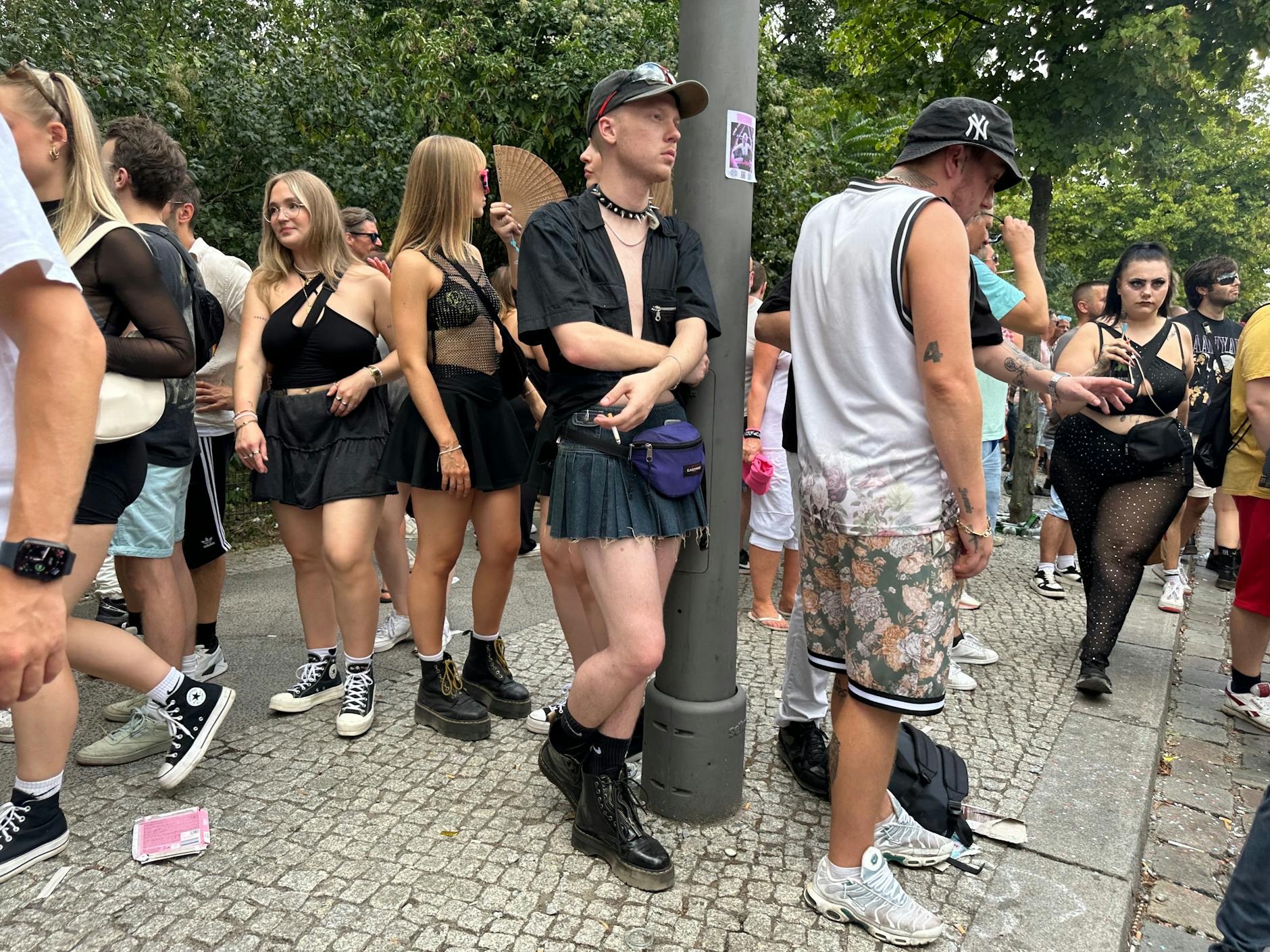 Der Minirock wird inzwischen auch von Männern getragen. Hier ein Micro-Exemplar aus Denim.