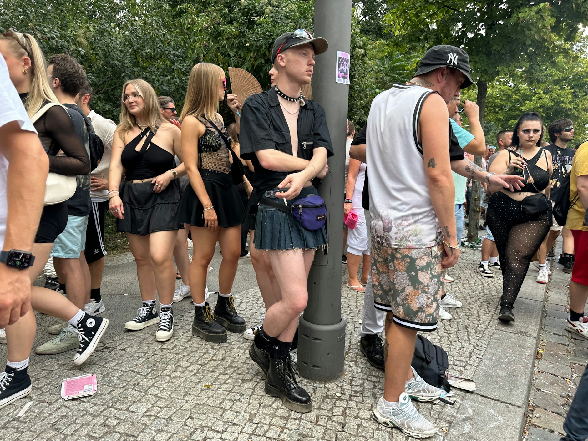 Der Minirock wird inzwischen auch von Männern getragen. Hier ein Micro-Exemplar aus Denim.