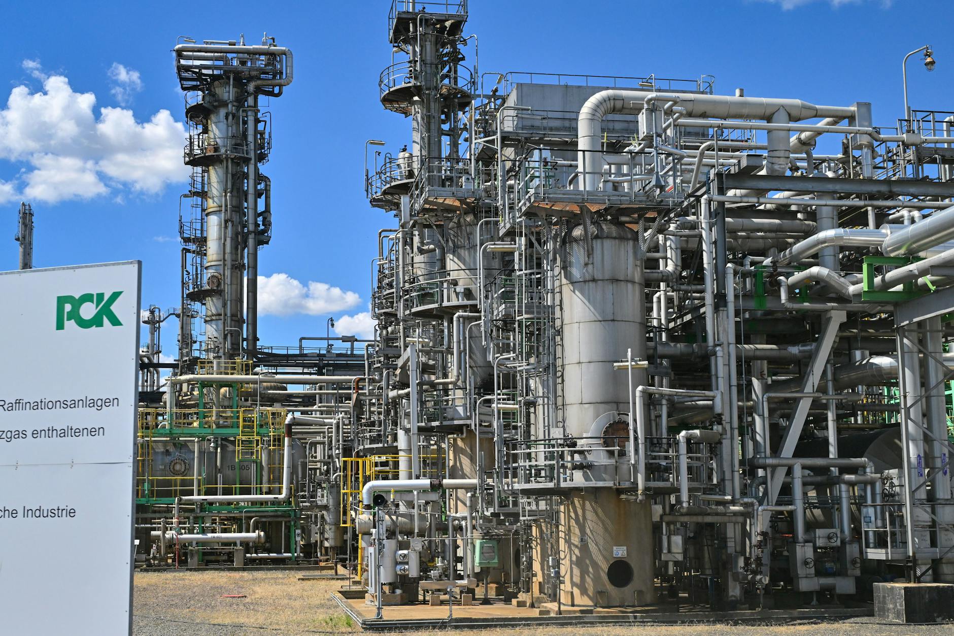 BSW-Chefin Sarah Wagenknecht will wieder russisches Öl für die Raffinerie in Schwedt. Die dortigen Anlagen sind seit dem Ukraine-Krieg und dem damit einhergehenden Öl-Embargo gegen Russland nicht mehr voll ausgelastet. 