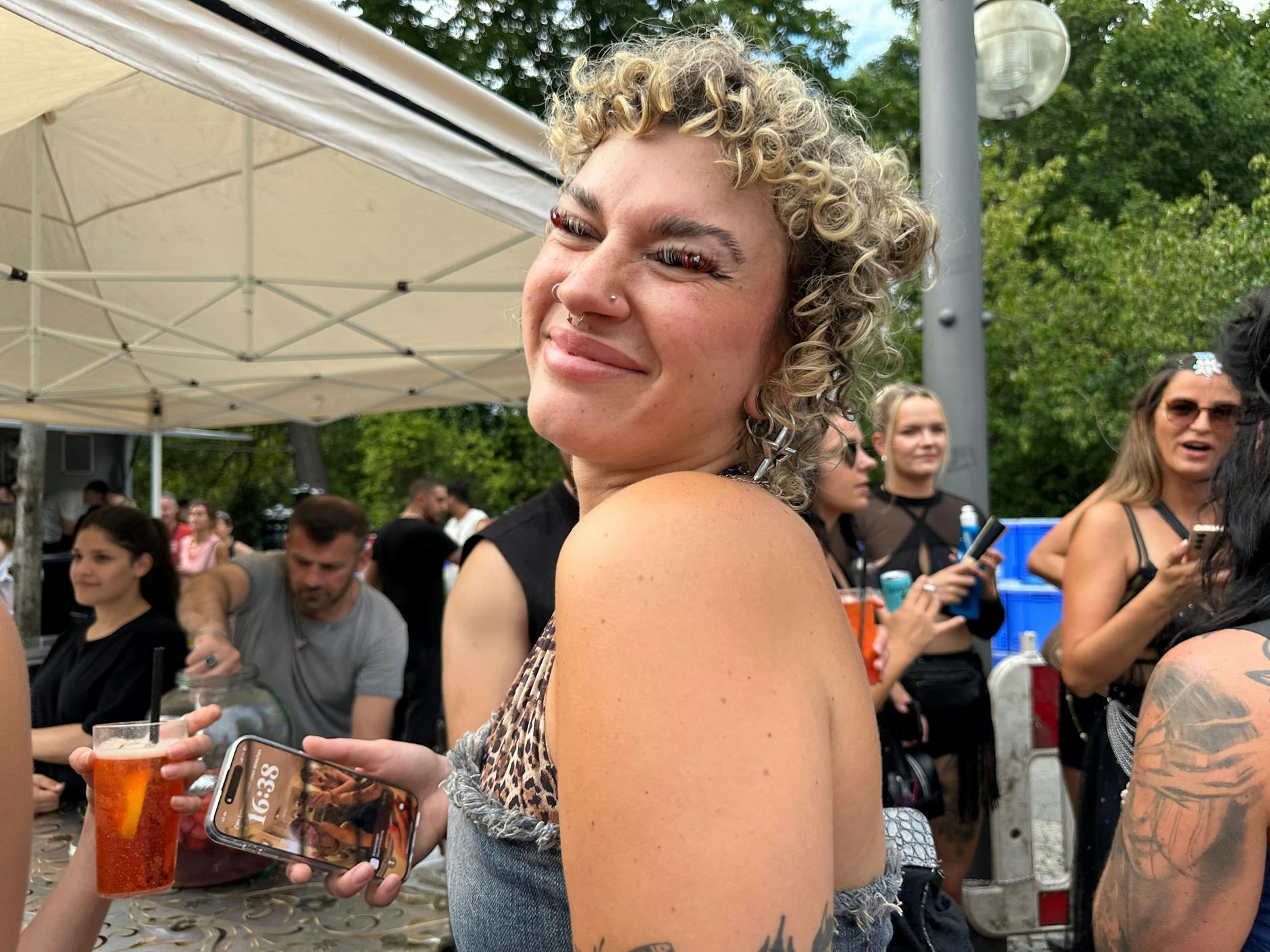 Blonde Locken, bunte Wimpern, beste Stimmung