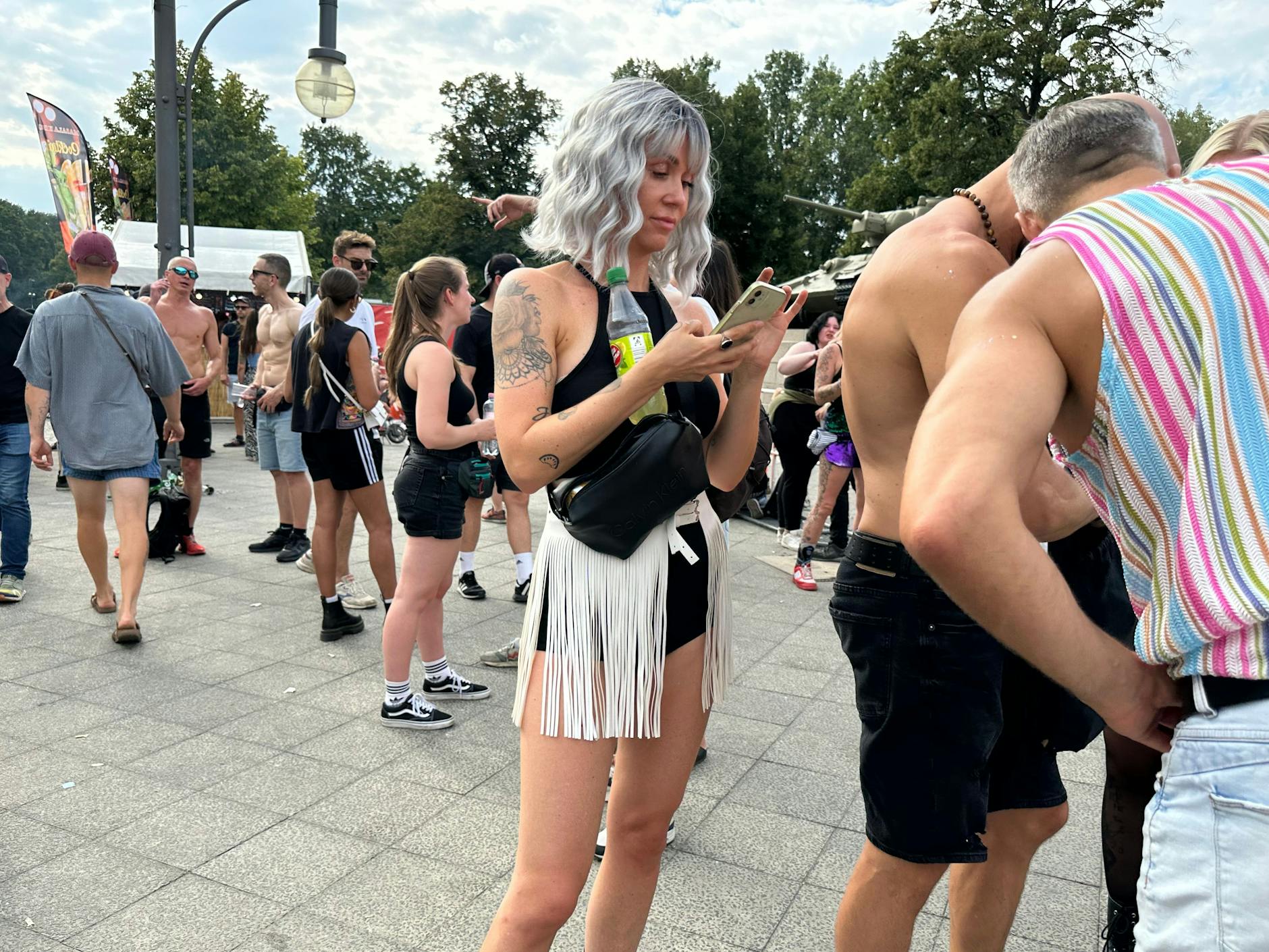 Graue Haare mit Wasserwelle sieht man auch nicht jeden Tag.