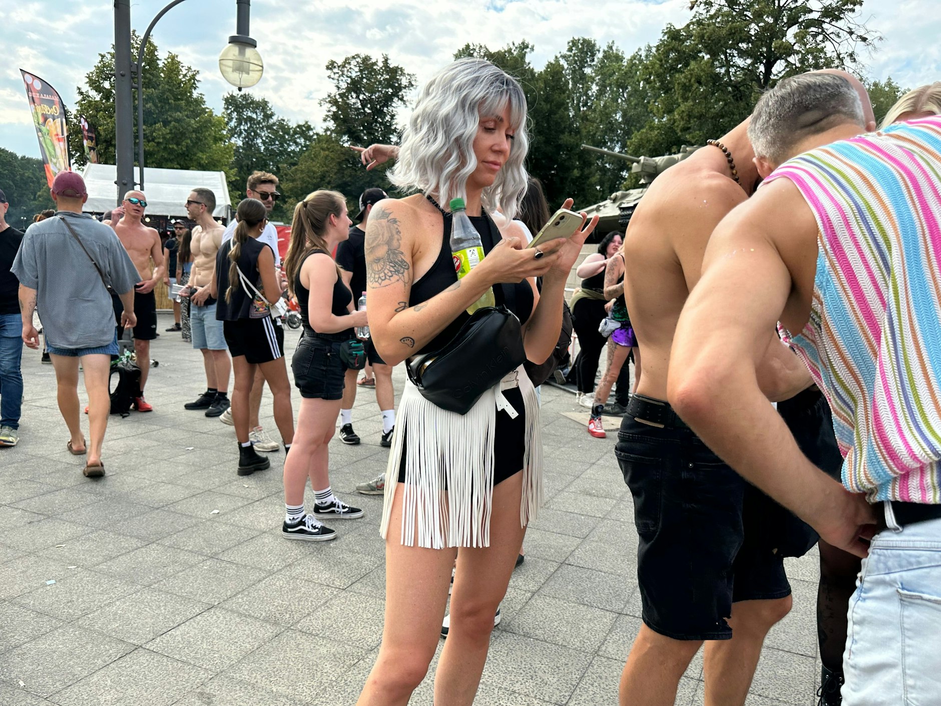 Graue Haare mit Wasserwelle sieht man auch nicht jeden Tag.