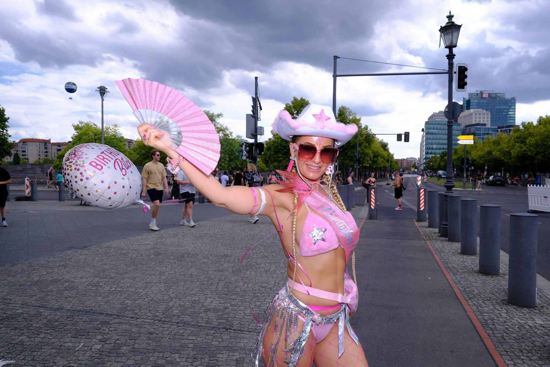 Leicht bekleidet stürzt sich diese Raverin gleich ins Getümmel.