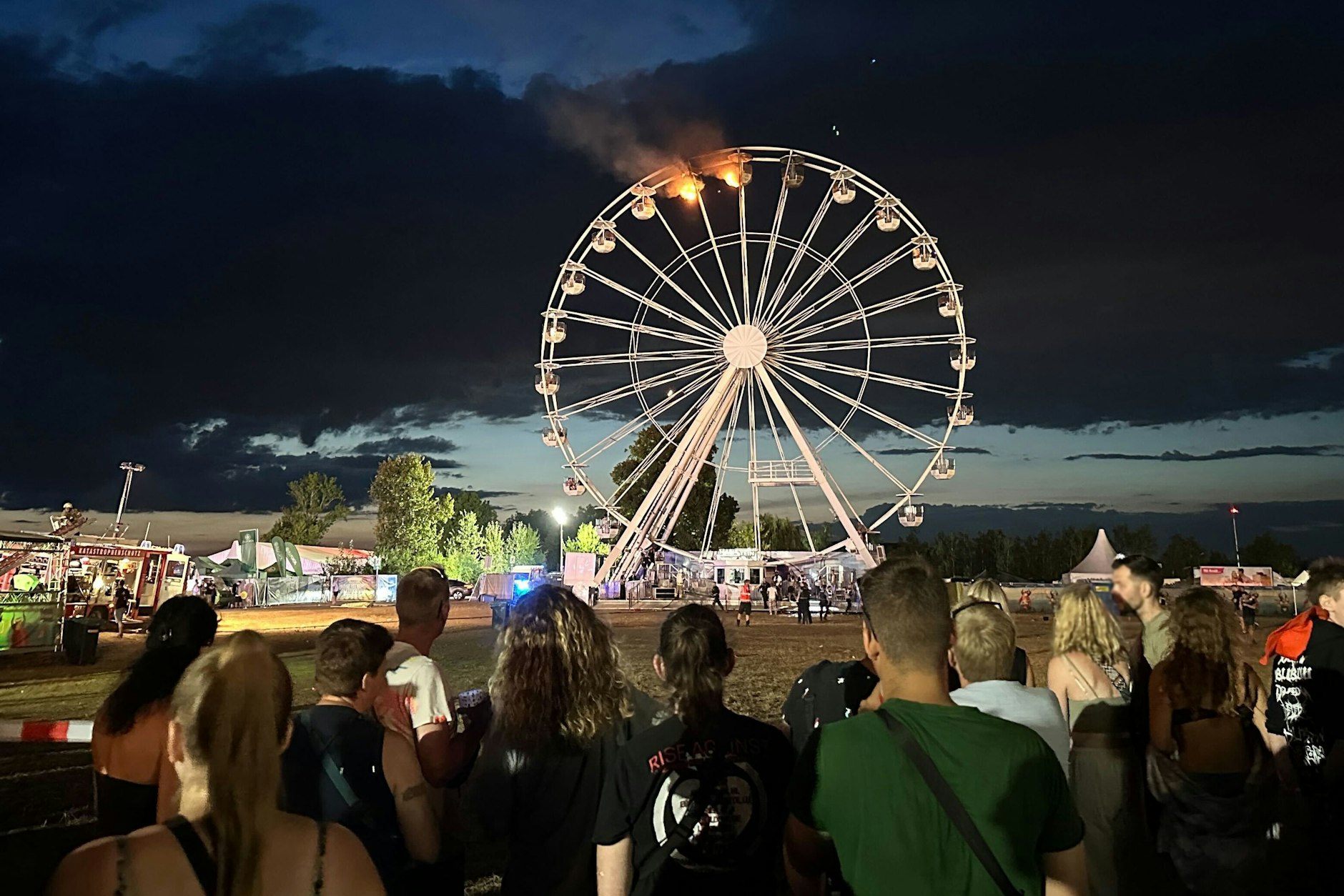 Auf dem Highfield-Festival am Störmthaler See ist ein Feuer an einem Riesenrad ausgebrochen.