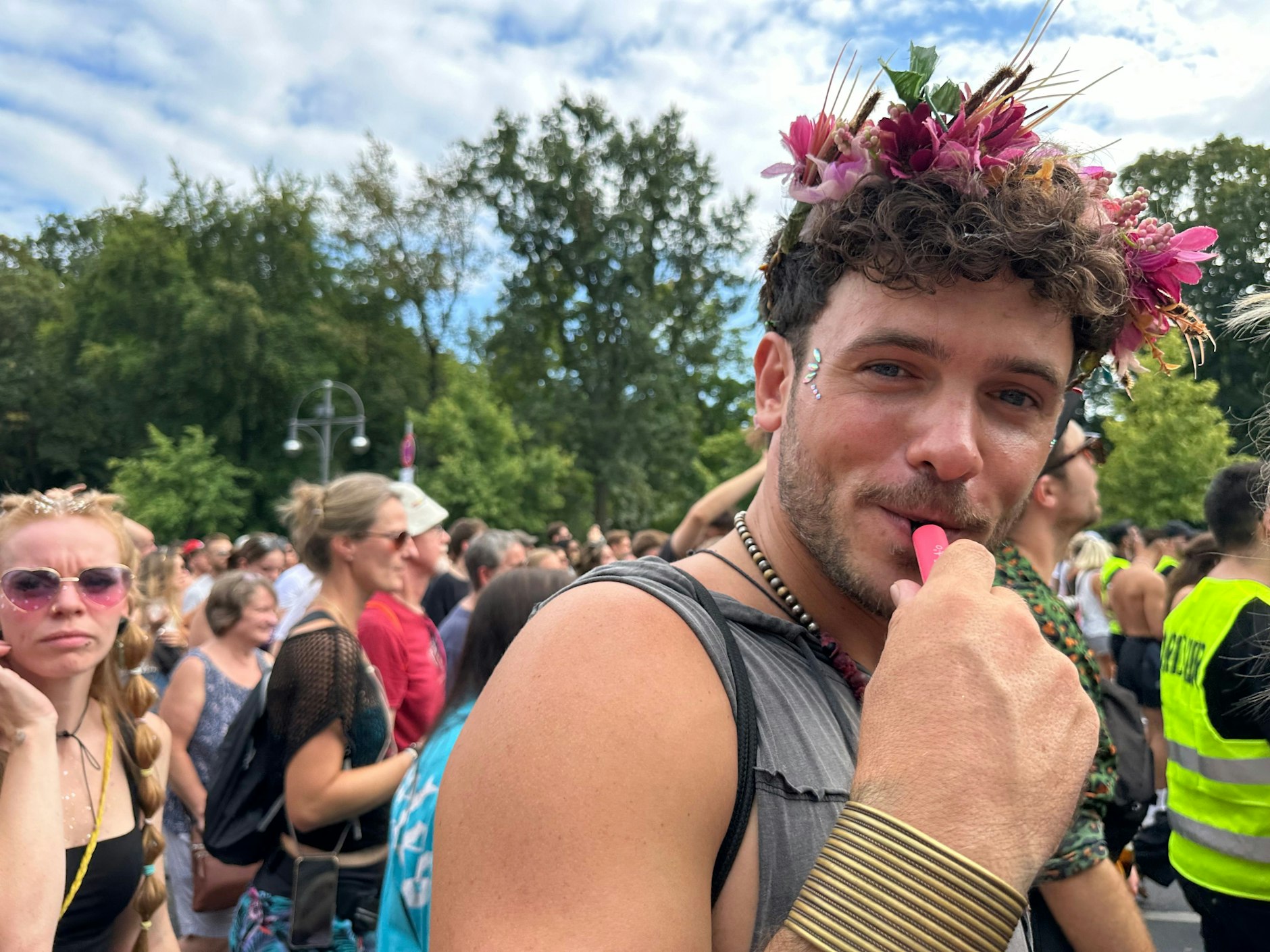Man sieht auf der ehemaligen Loveparade zwar keine Sonnenblumen mehr, aber immerhin wurden hier ein paar andere Blüten ins Haar geflochten.