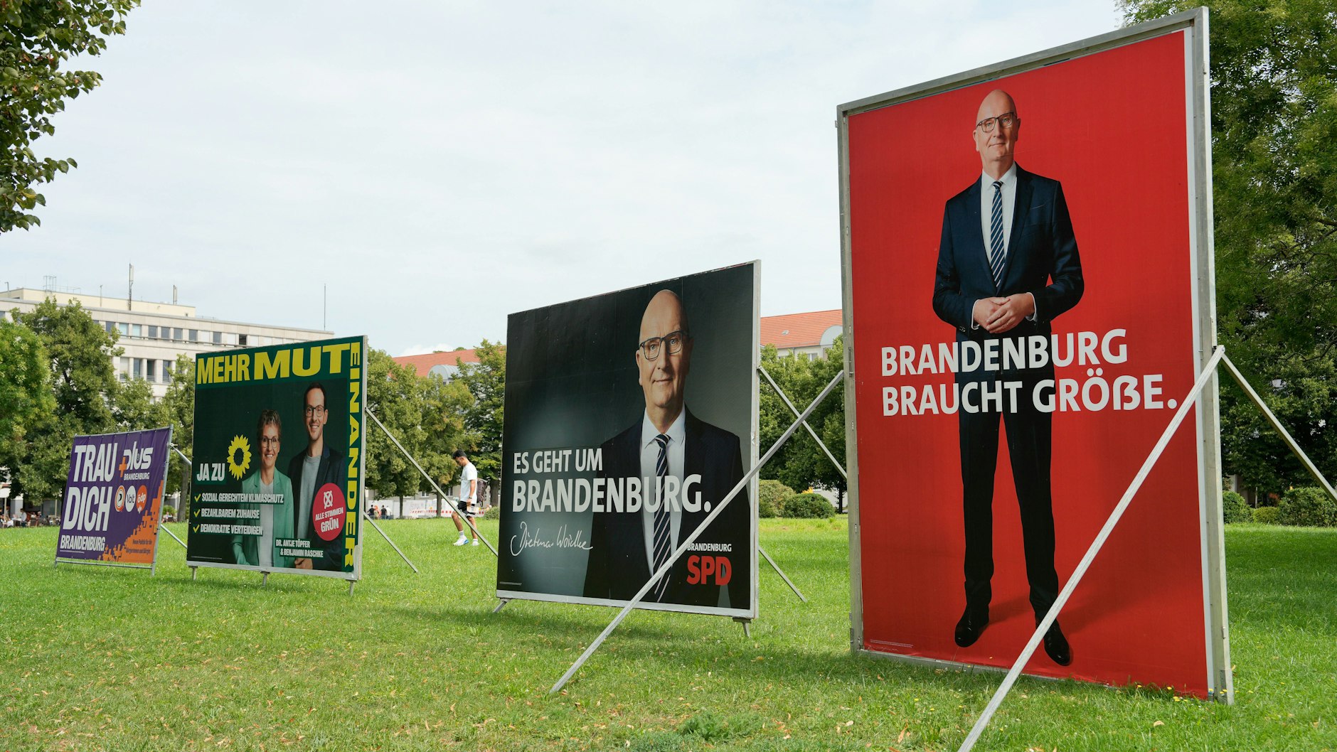Mit gleich zwei Plakaten nebeneinander wirbt Ministerpräsident Dietmar Woidke&nbsp;in Potsdam um Stimmen bei der Landtagswahl in Brandenburg.