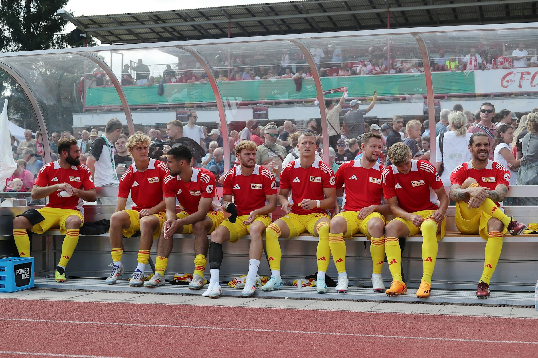 Durchaus prominent besetzt: Die Ersatzbank des 1. FC Union. 